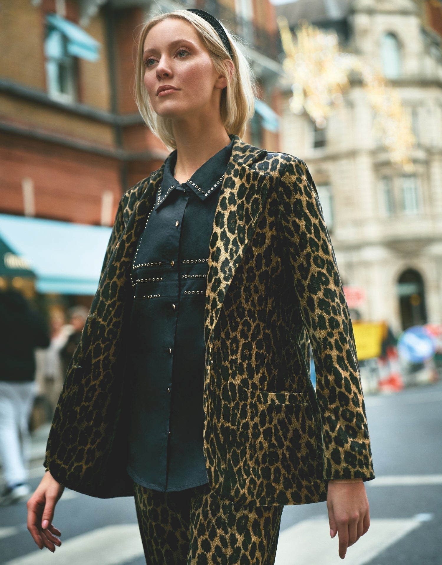 Le tailleur pantalon, un choix élégant pour un mariage à 60 ans