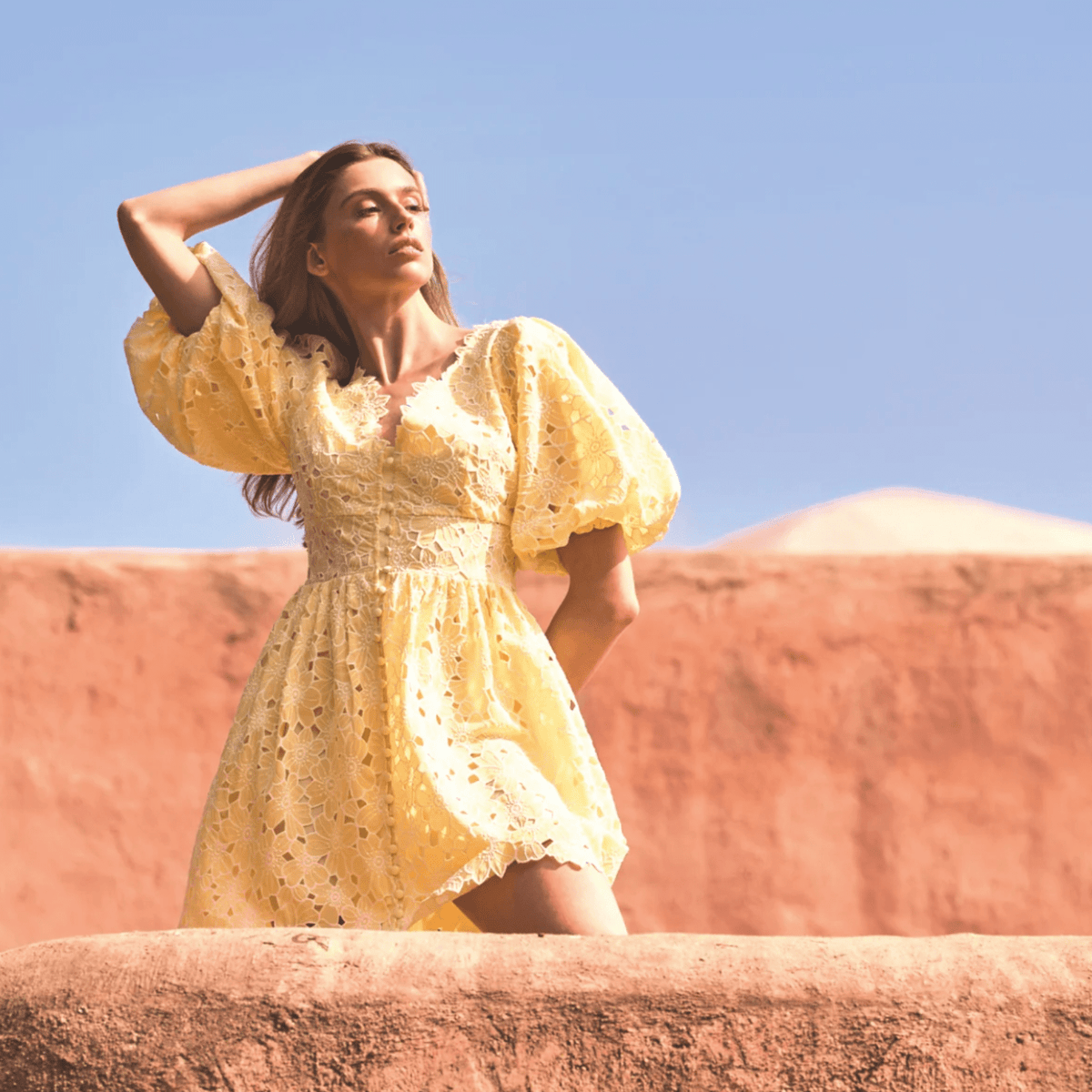 5 idées de tenues élégantes pour un mariage champêtre en 2026