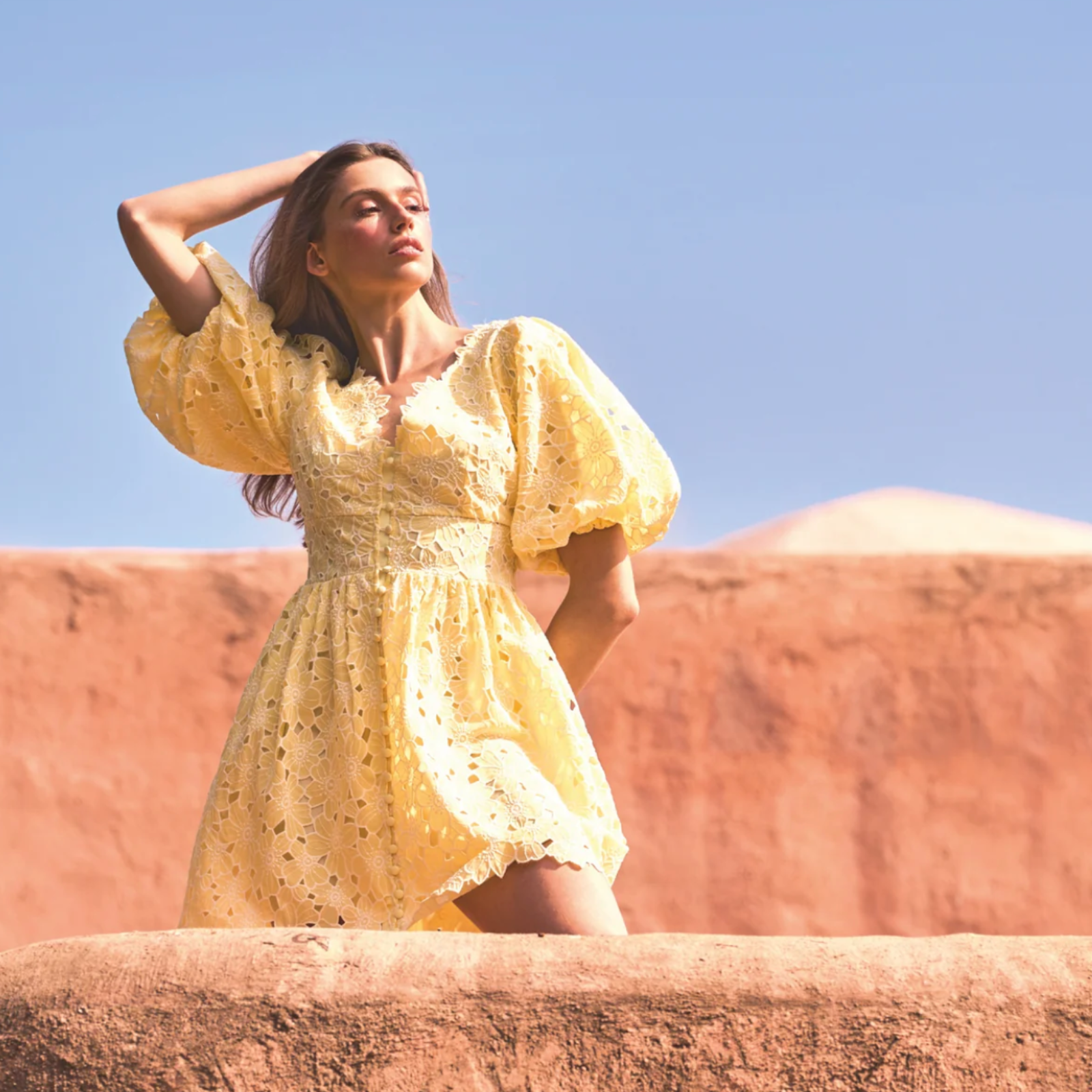 5 idées de tenues pour un mariage champêtre en 2025