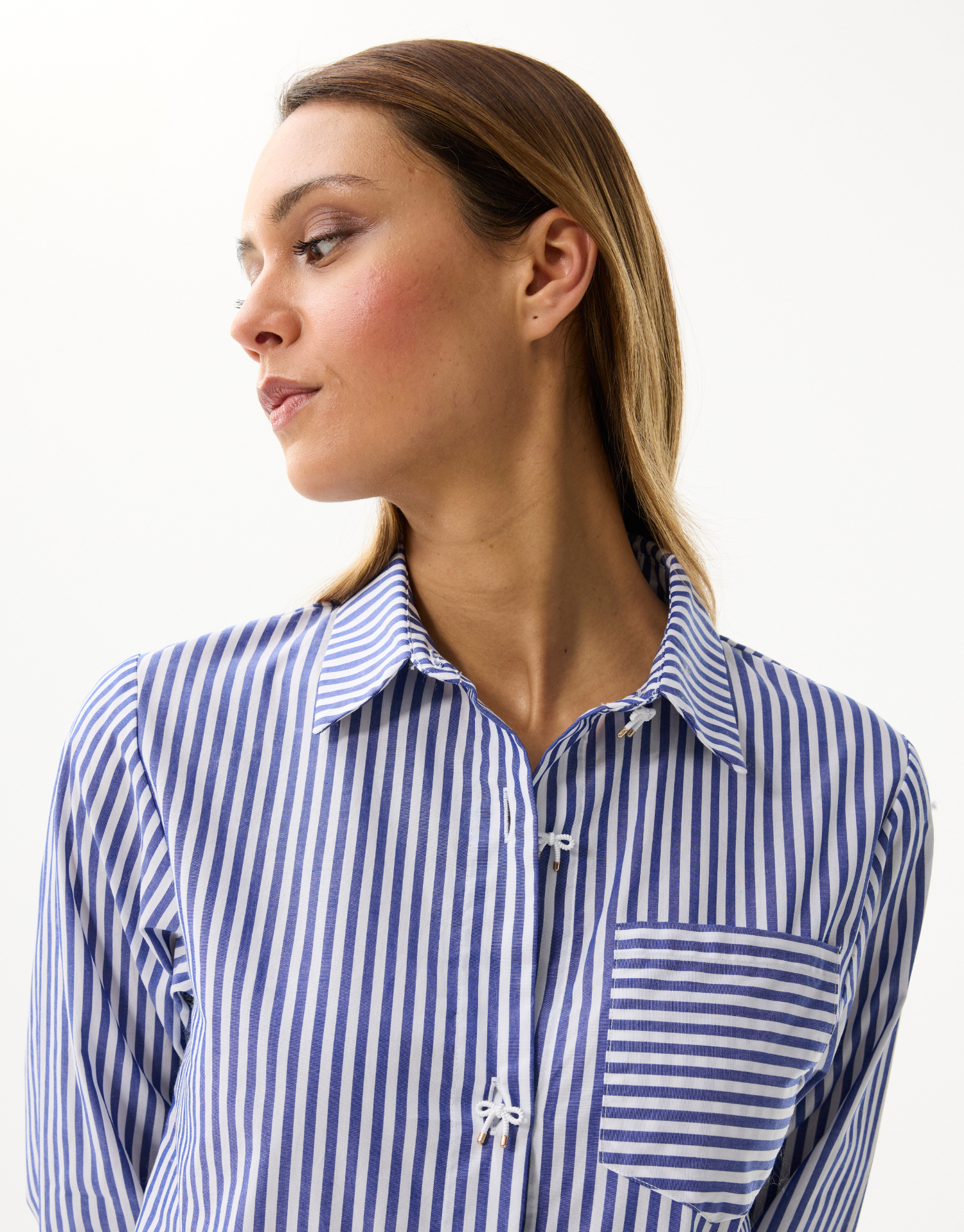 Gestreept blauw-wit katoenen dameshemd