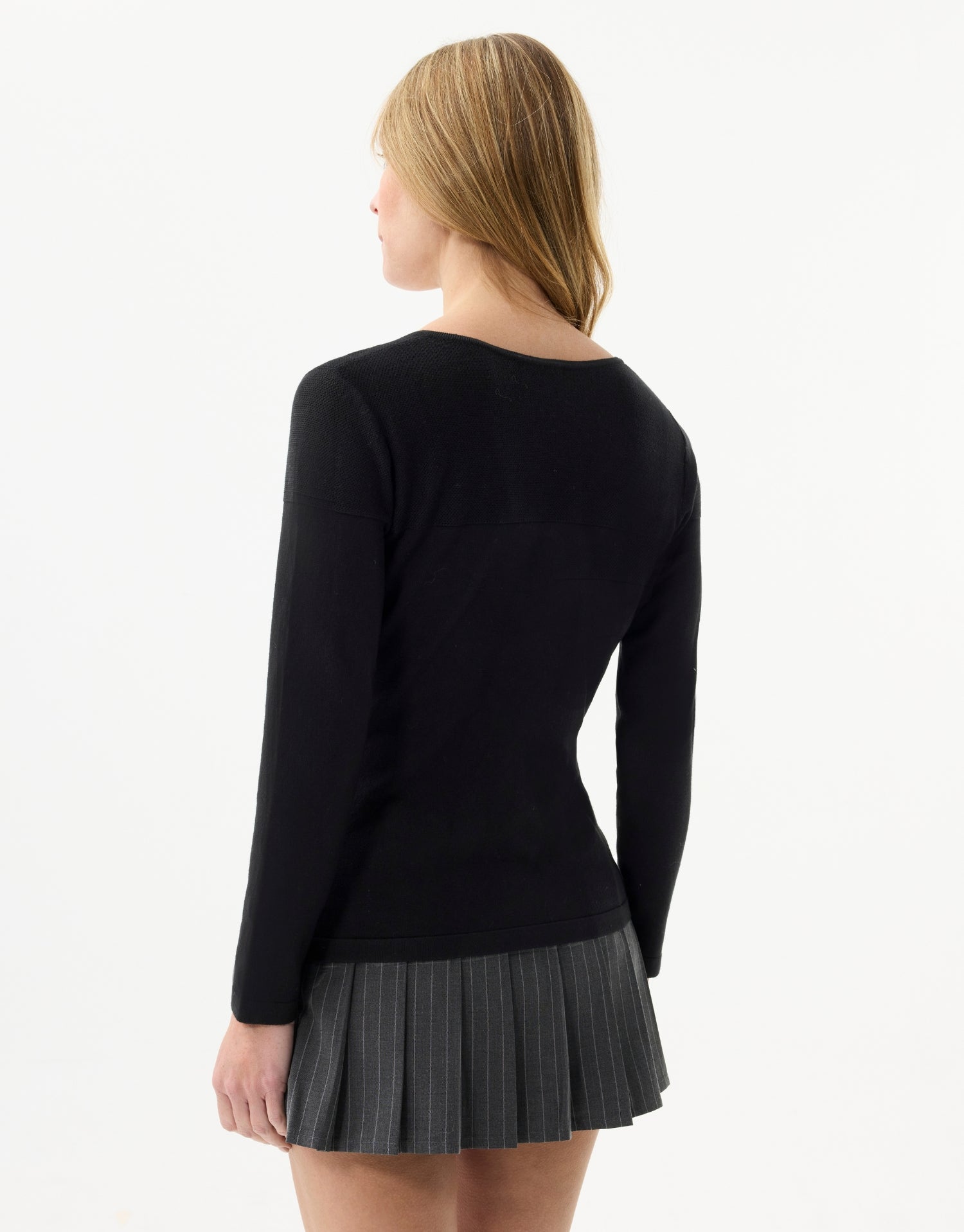 Pull noir avec nœud
