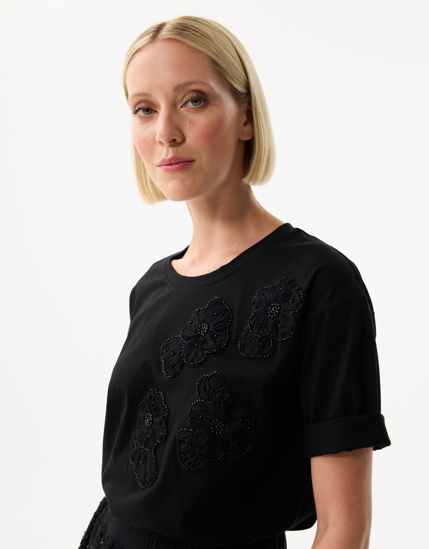 Dames T-shirt met geborduurde bloemen en parels