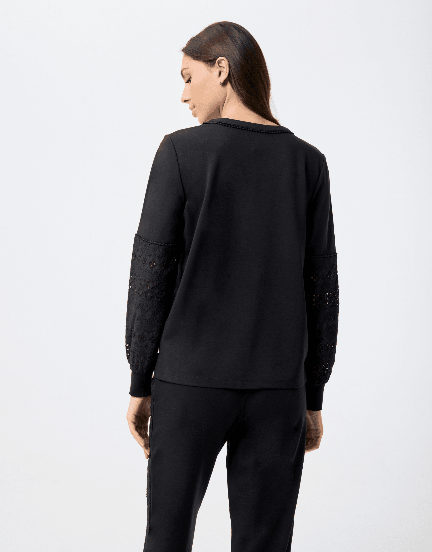 Pull avec manches en dentelle