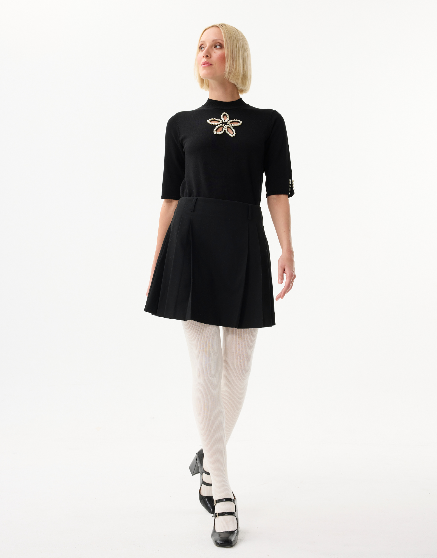 Women's knitted sweater decorated with pearl flower pattern