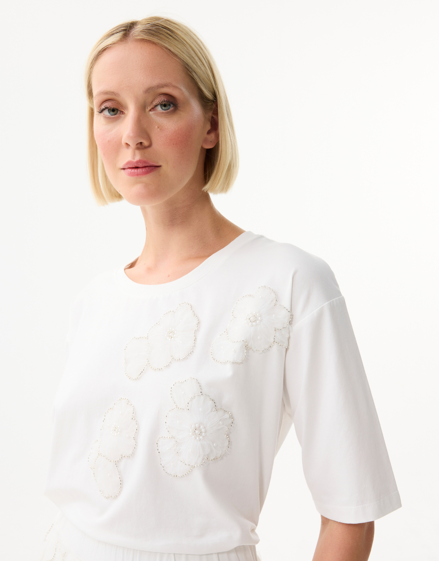 Dames T-shirt met geborduurde bloemen en parels