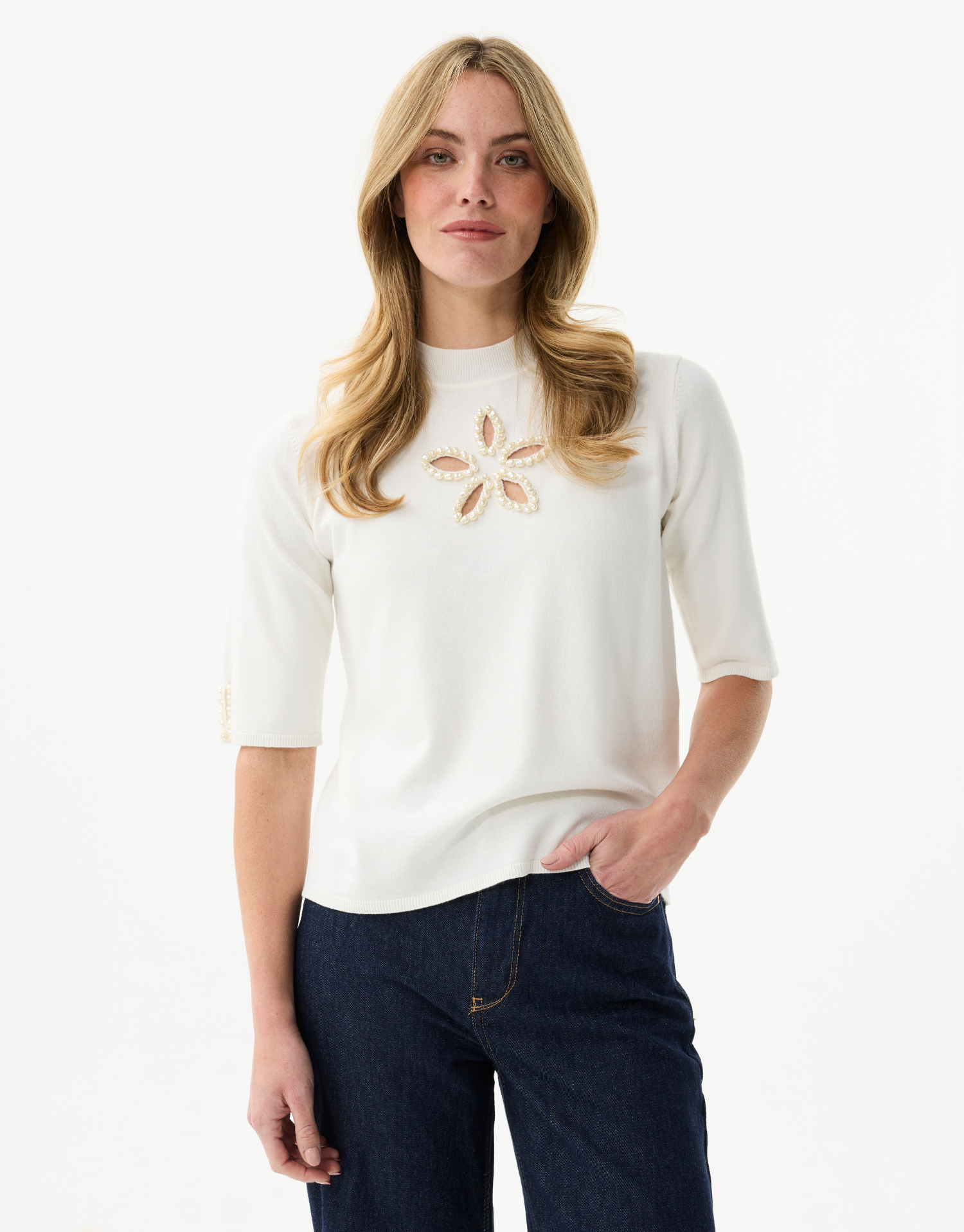 Women's knitted sweater decorated with pearl flower pattern