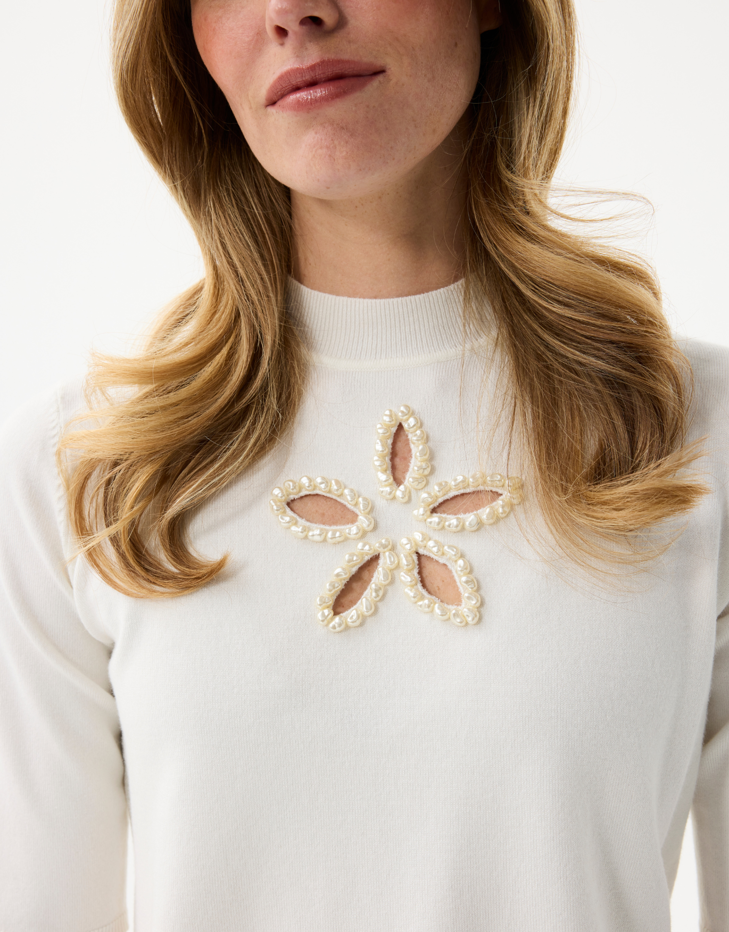Women's knitted sweater decorated with pearl flower pattern