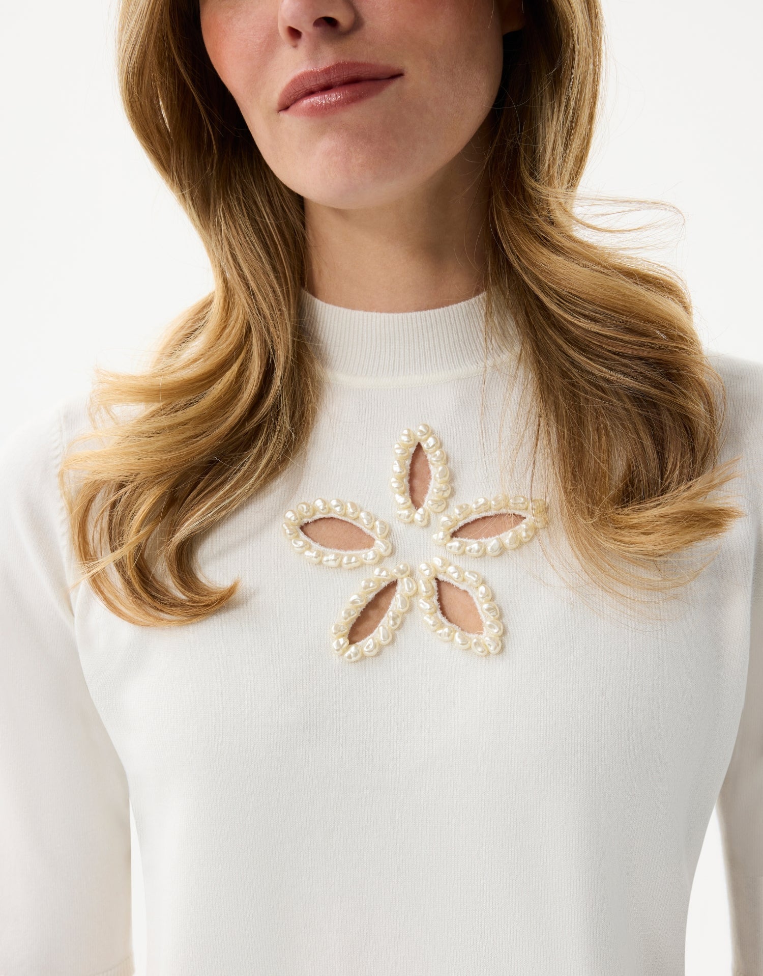 Pull perles fleur