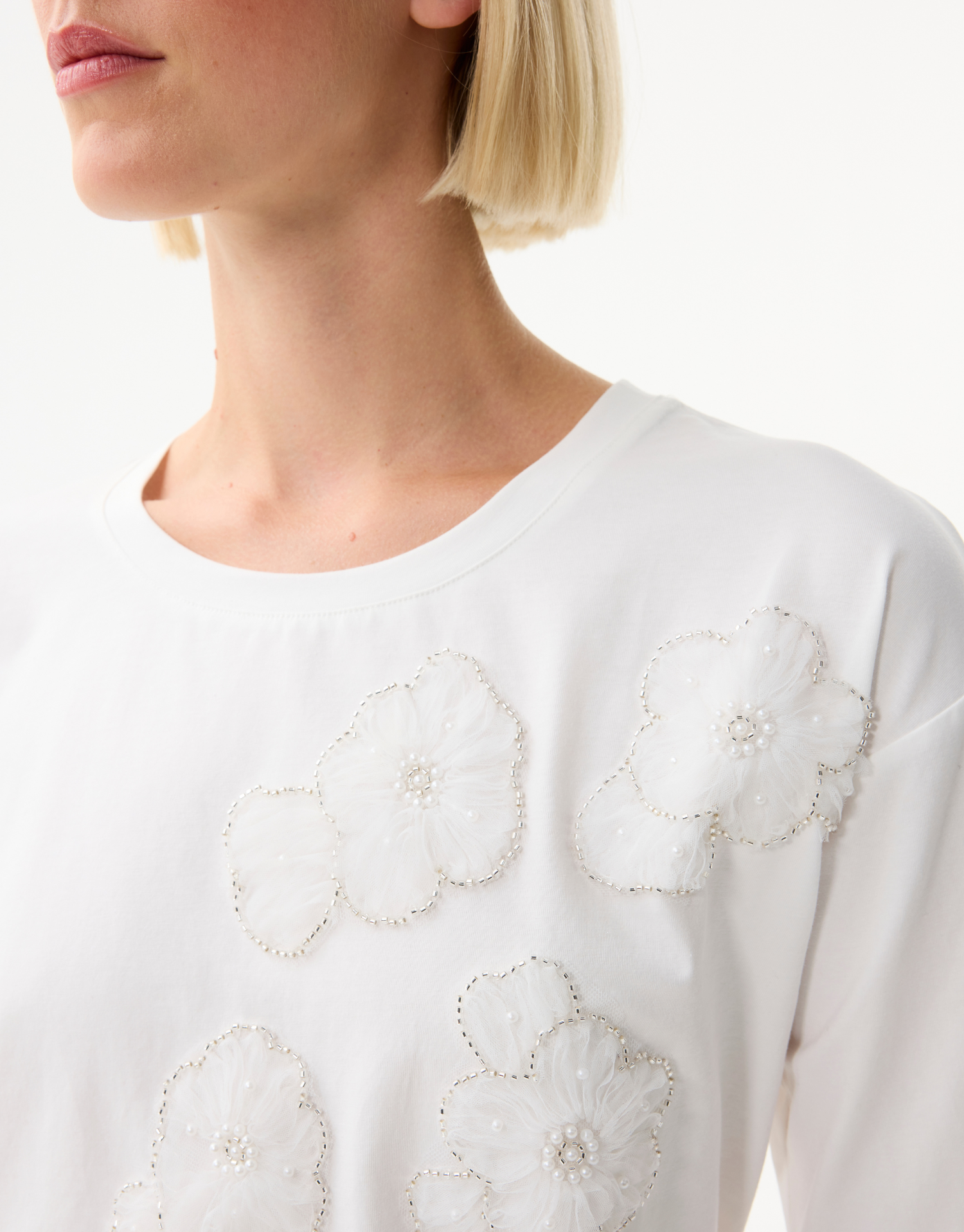 Dames T-shirt met geborduurde bloemen en parels