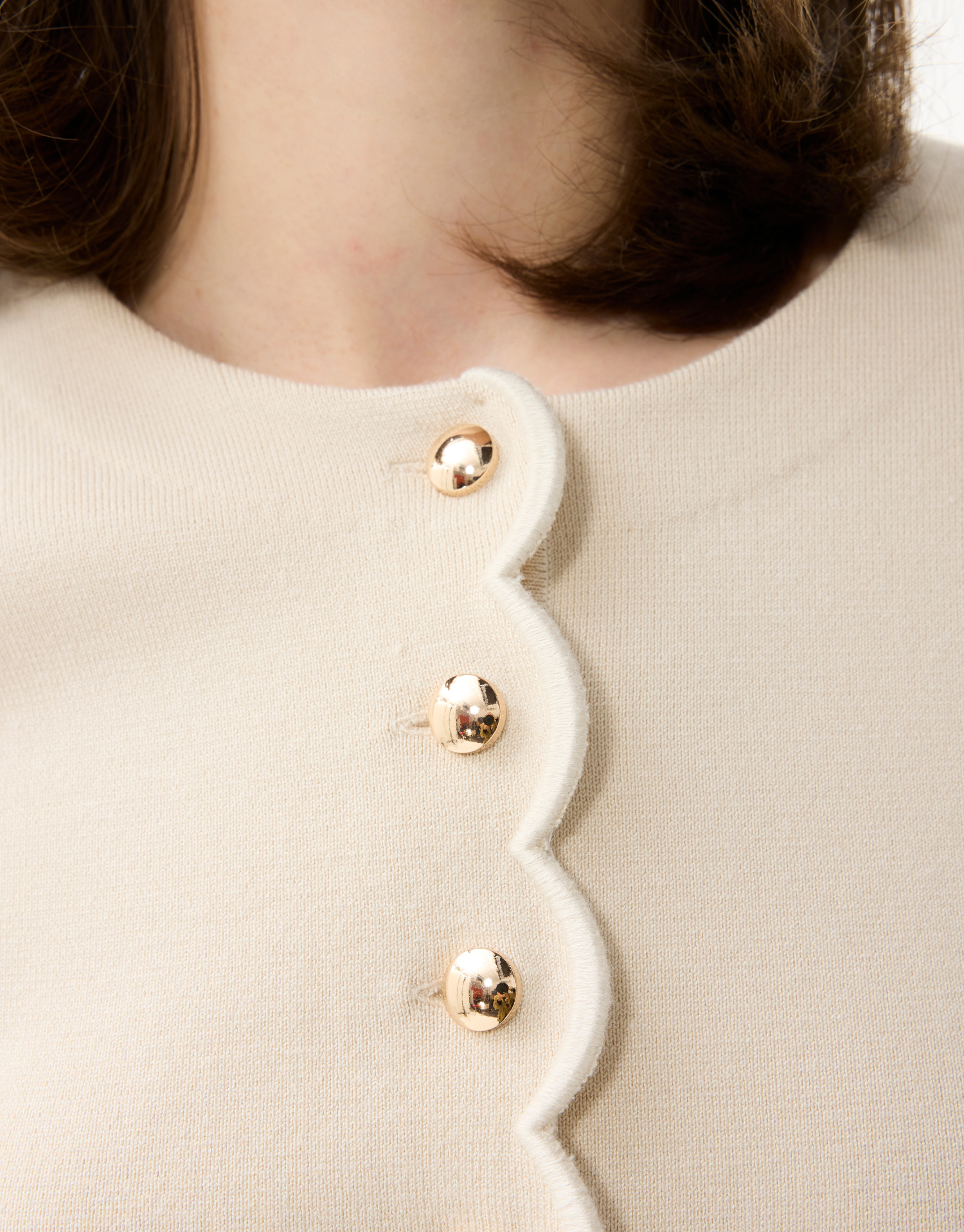 Damesvest met knopen en festonranddetails