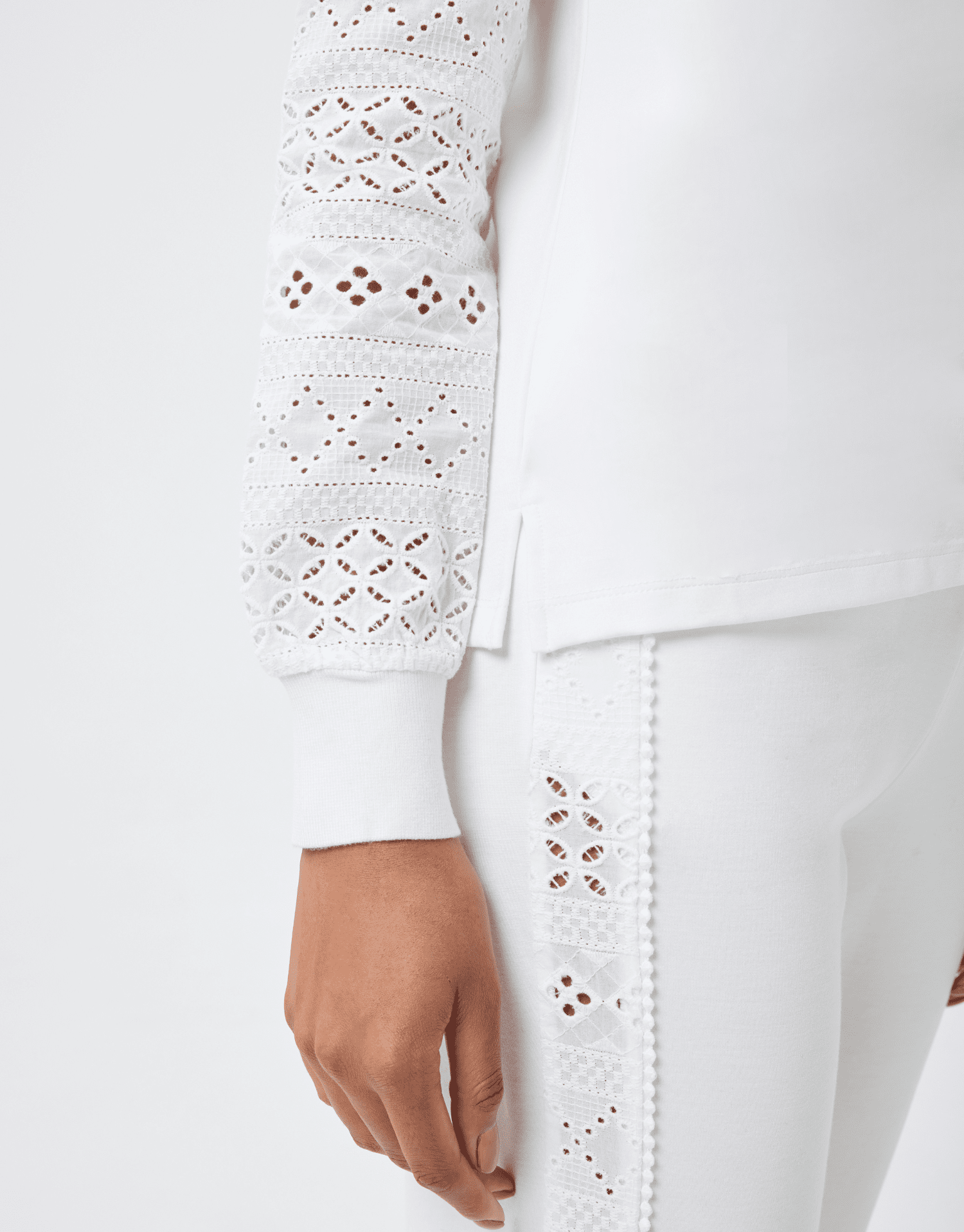 Pull avec manches en dentelle