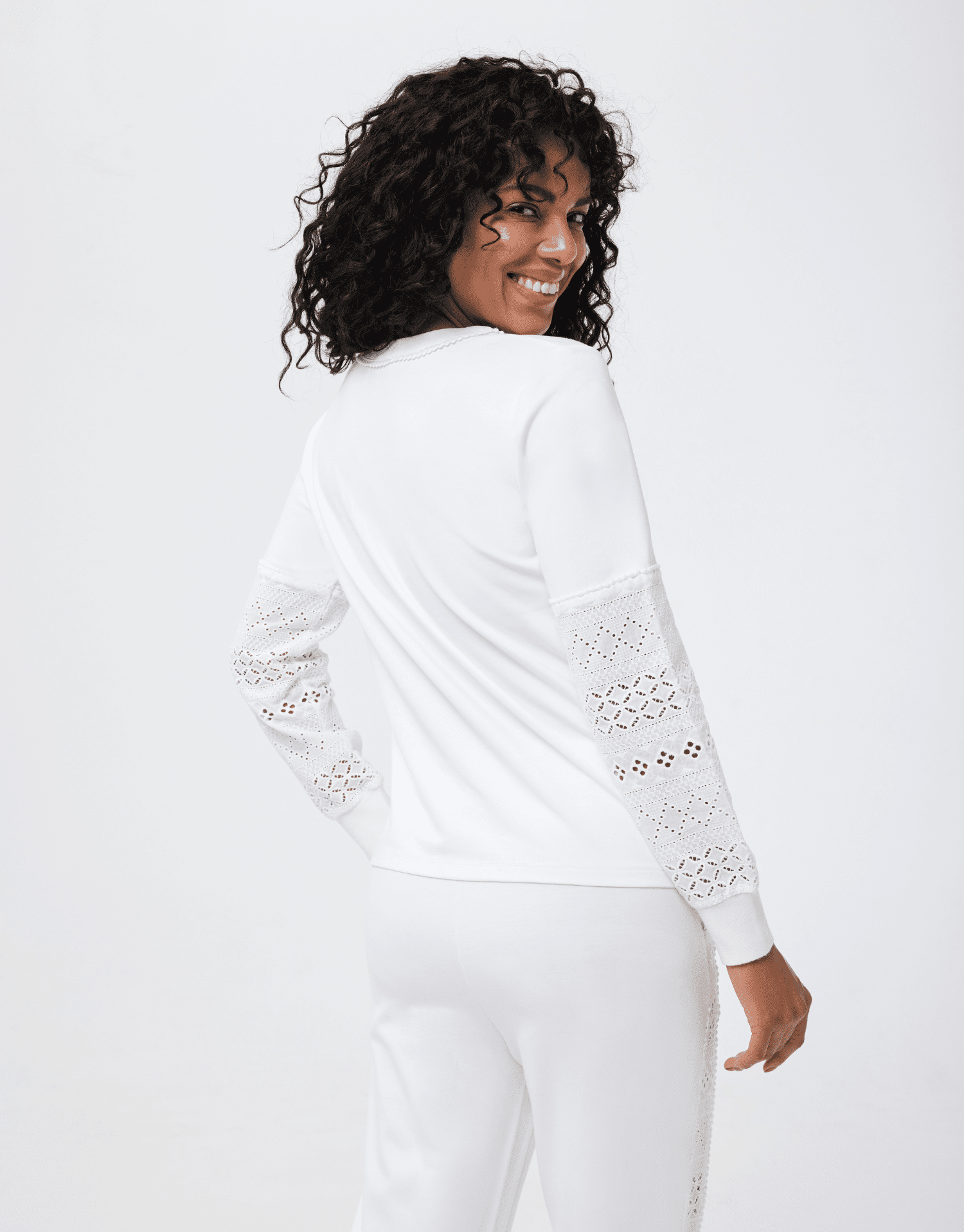 Pull avec manches en dentelle