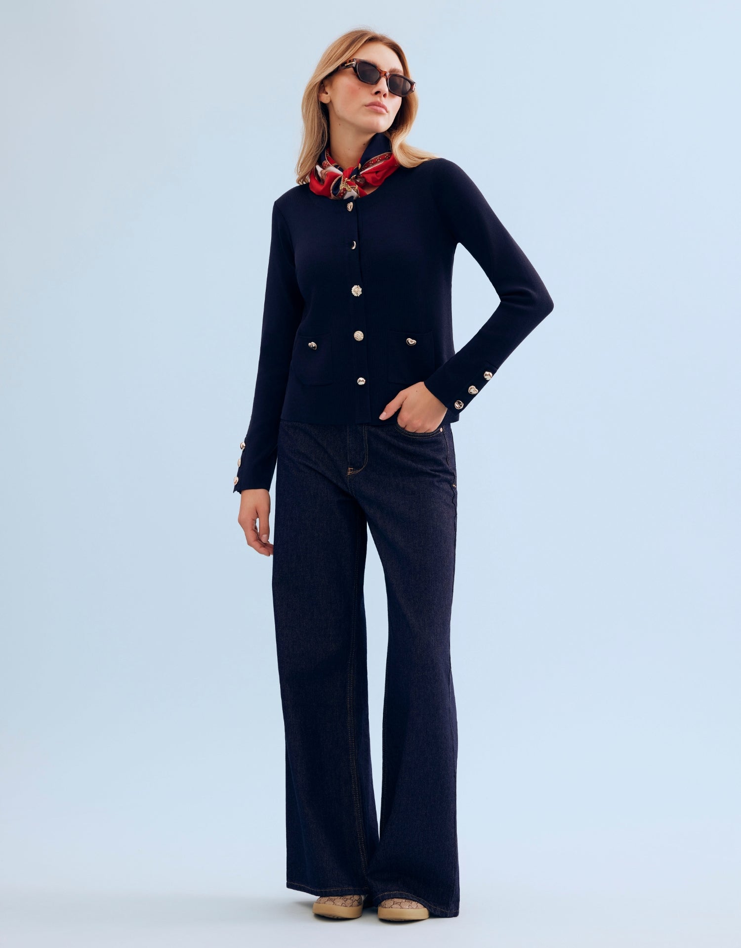 Cardigan chic à boutons bijoux marine