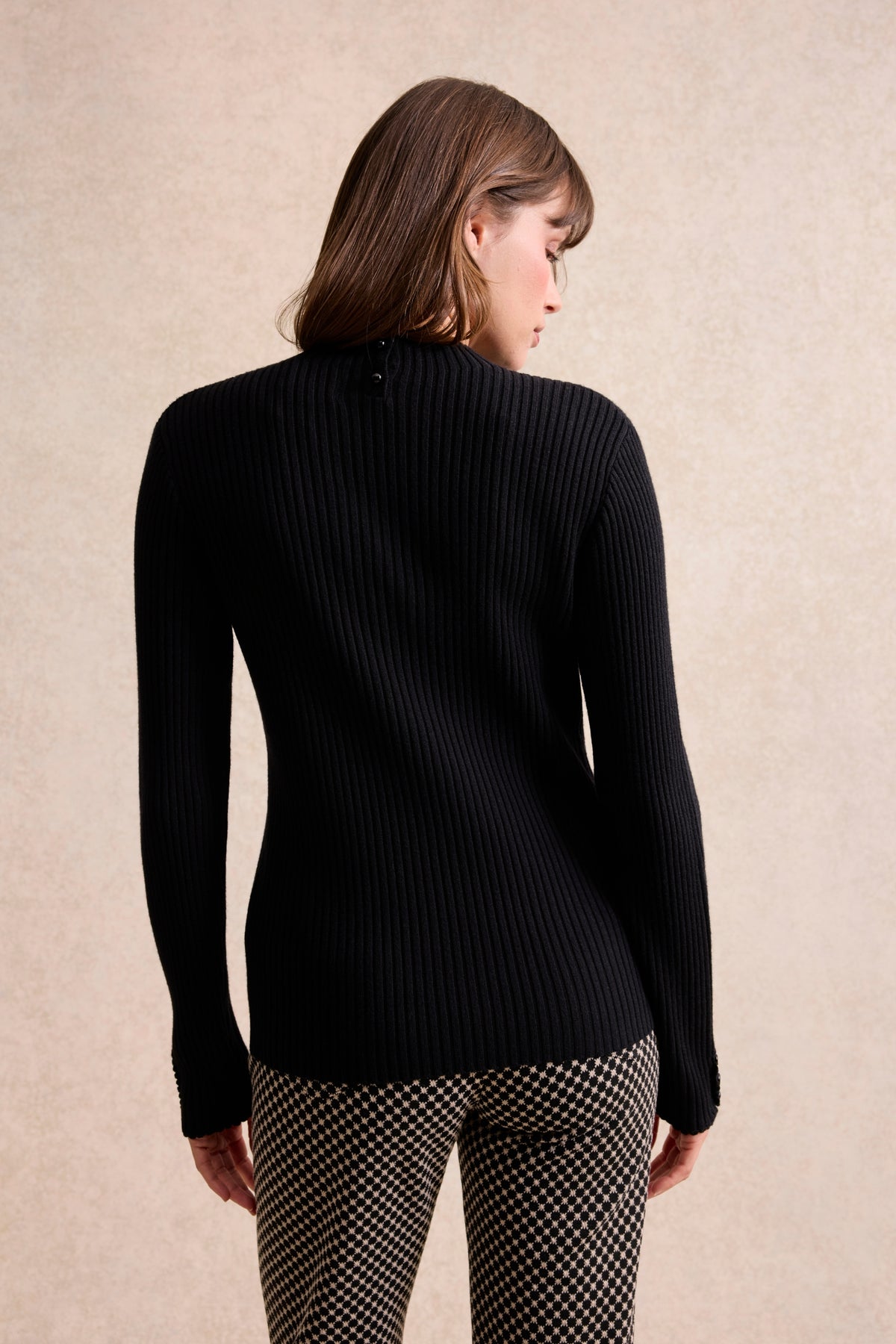 Pull femme côtelé à boutons fleurs noir