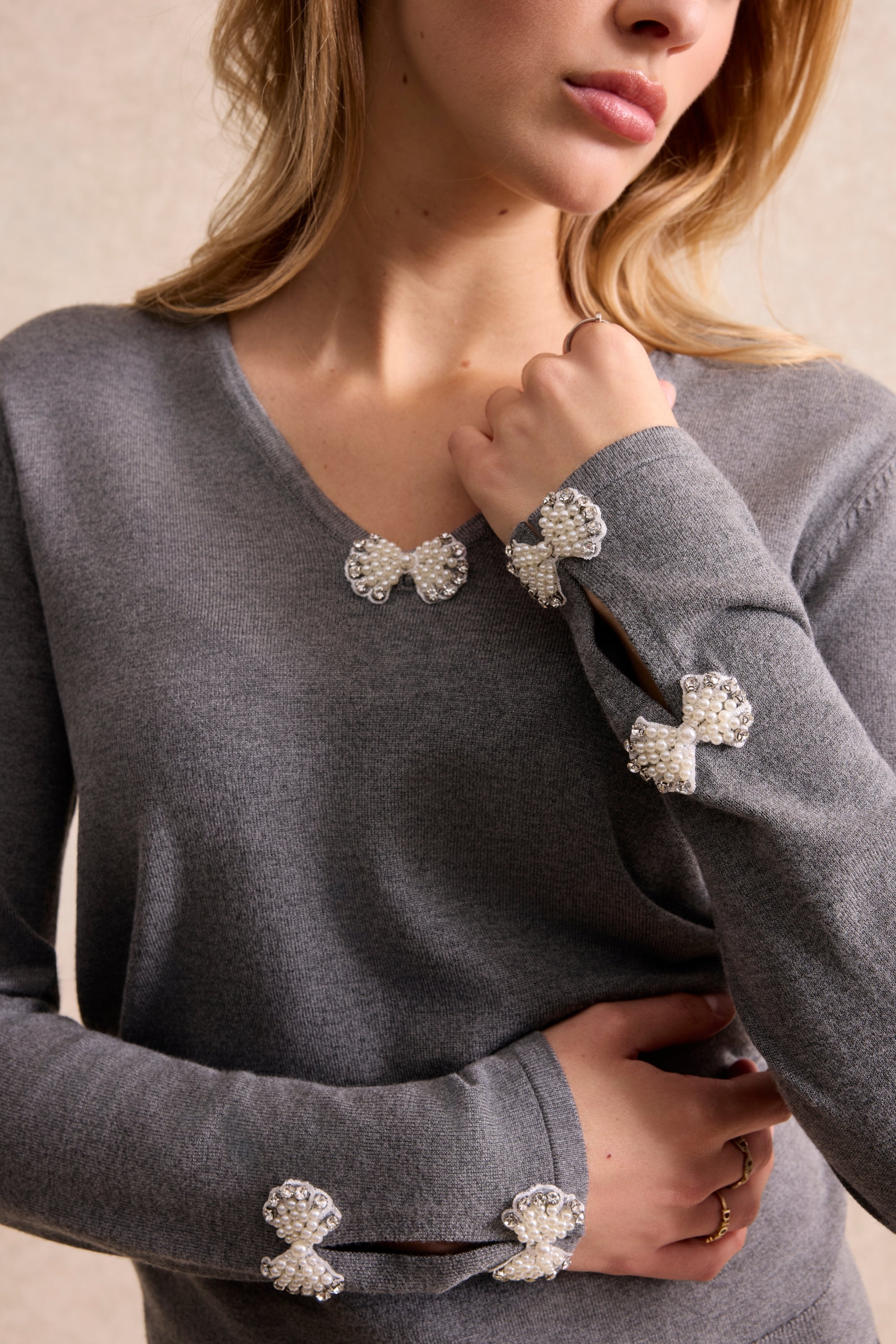 Pull fin à nœud perlé gris