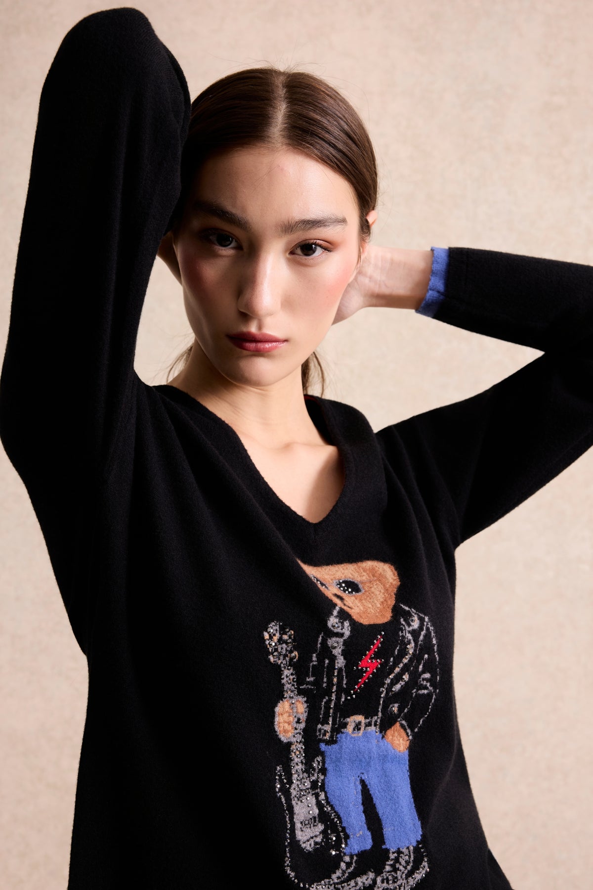 Pull noir motif ours