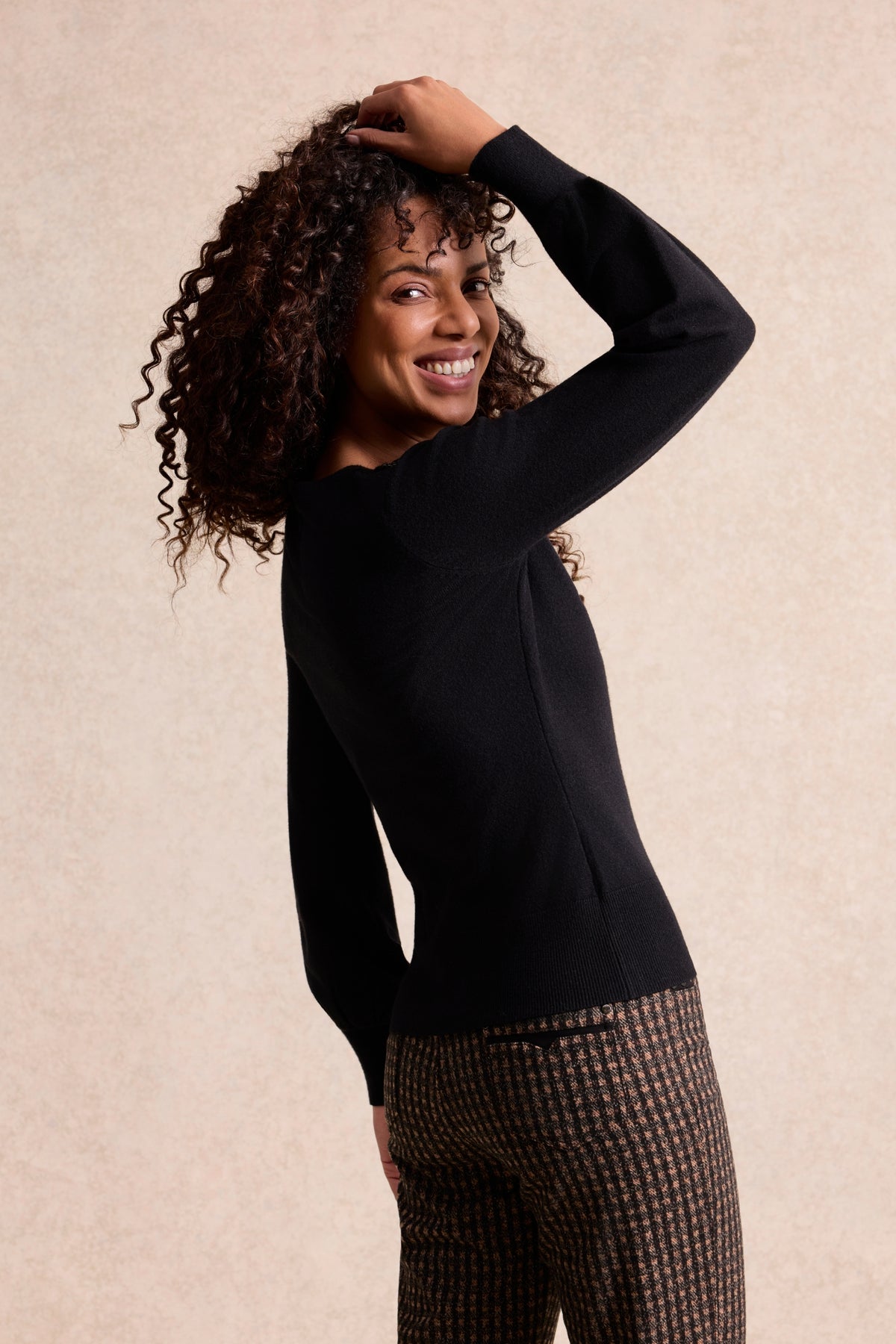 Pull à encolure brodée noir
