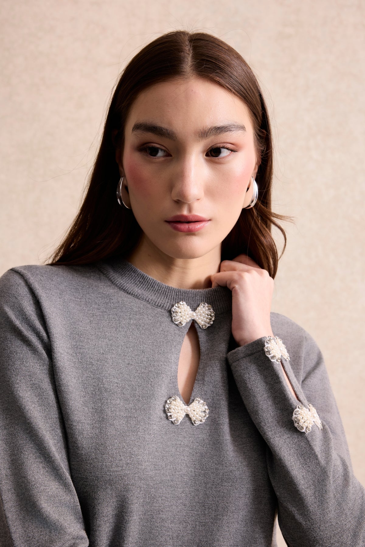 Pull à nœuds perlés gris