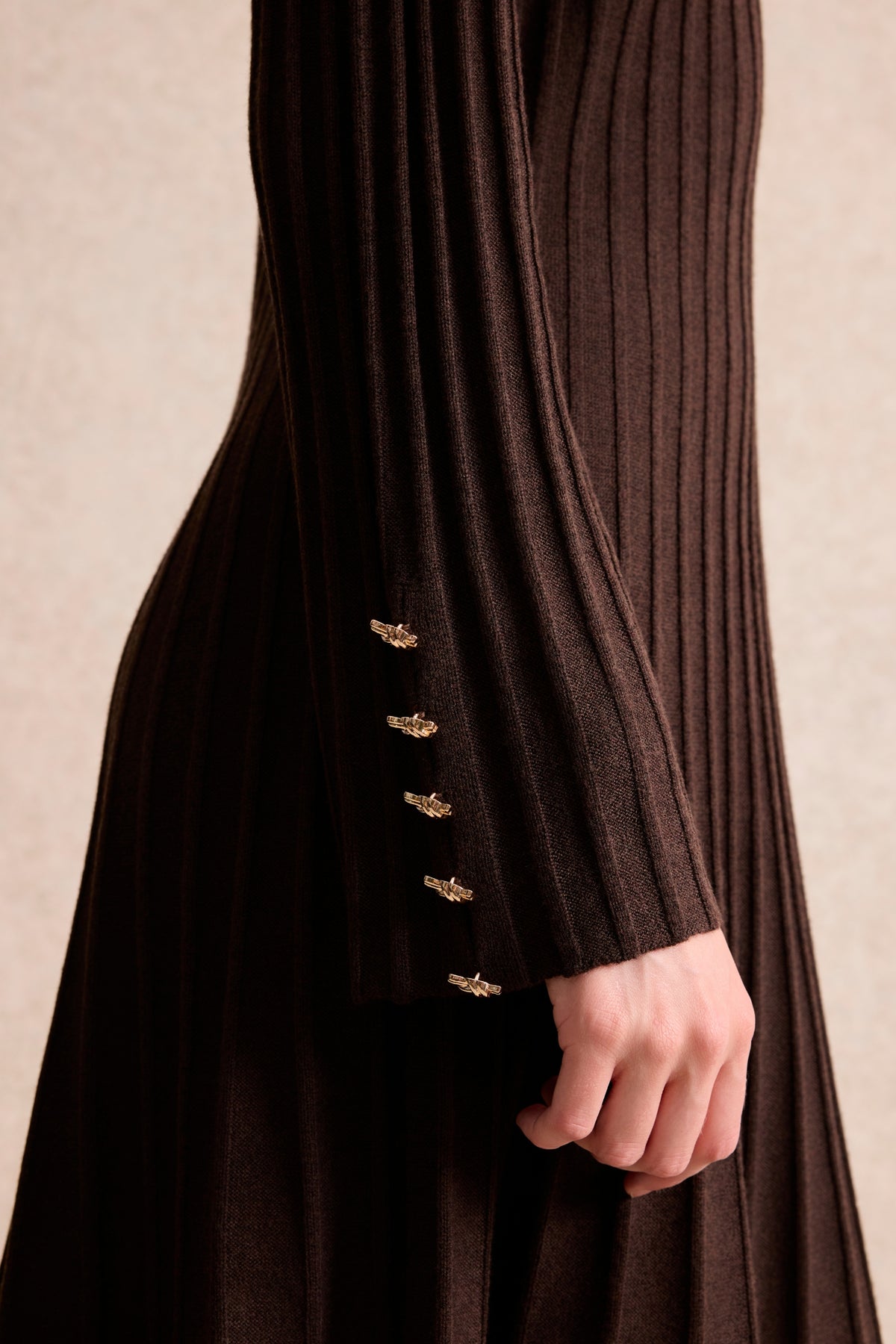 Robe courte en maille côtelée marron