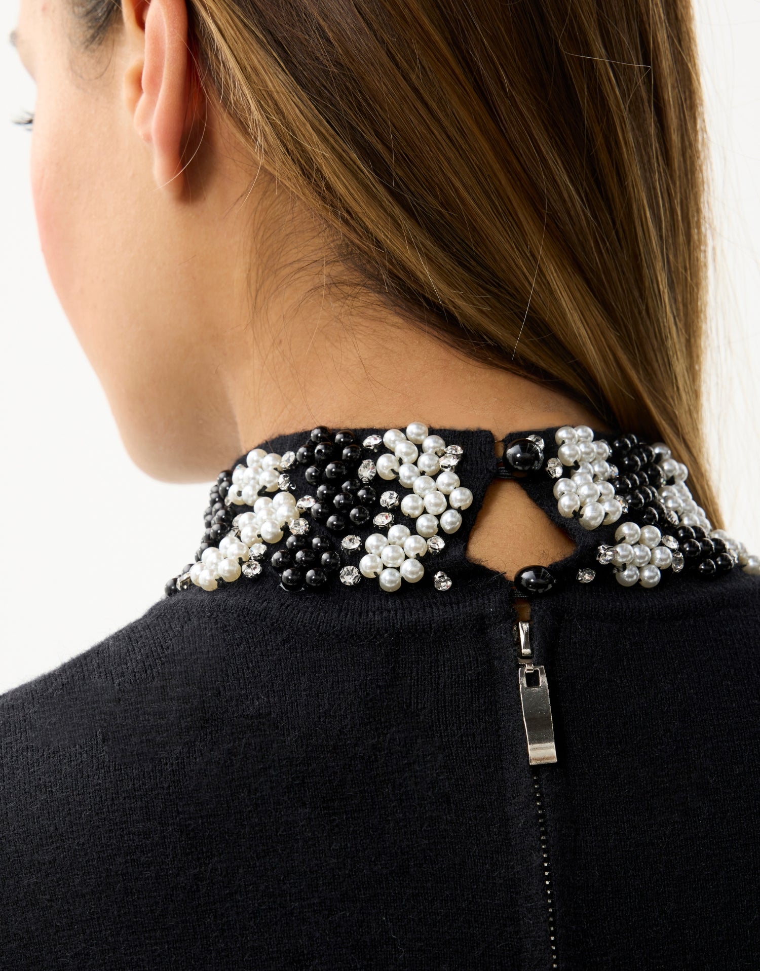 Pull à col et poignets fleuris – noir ou écru