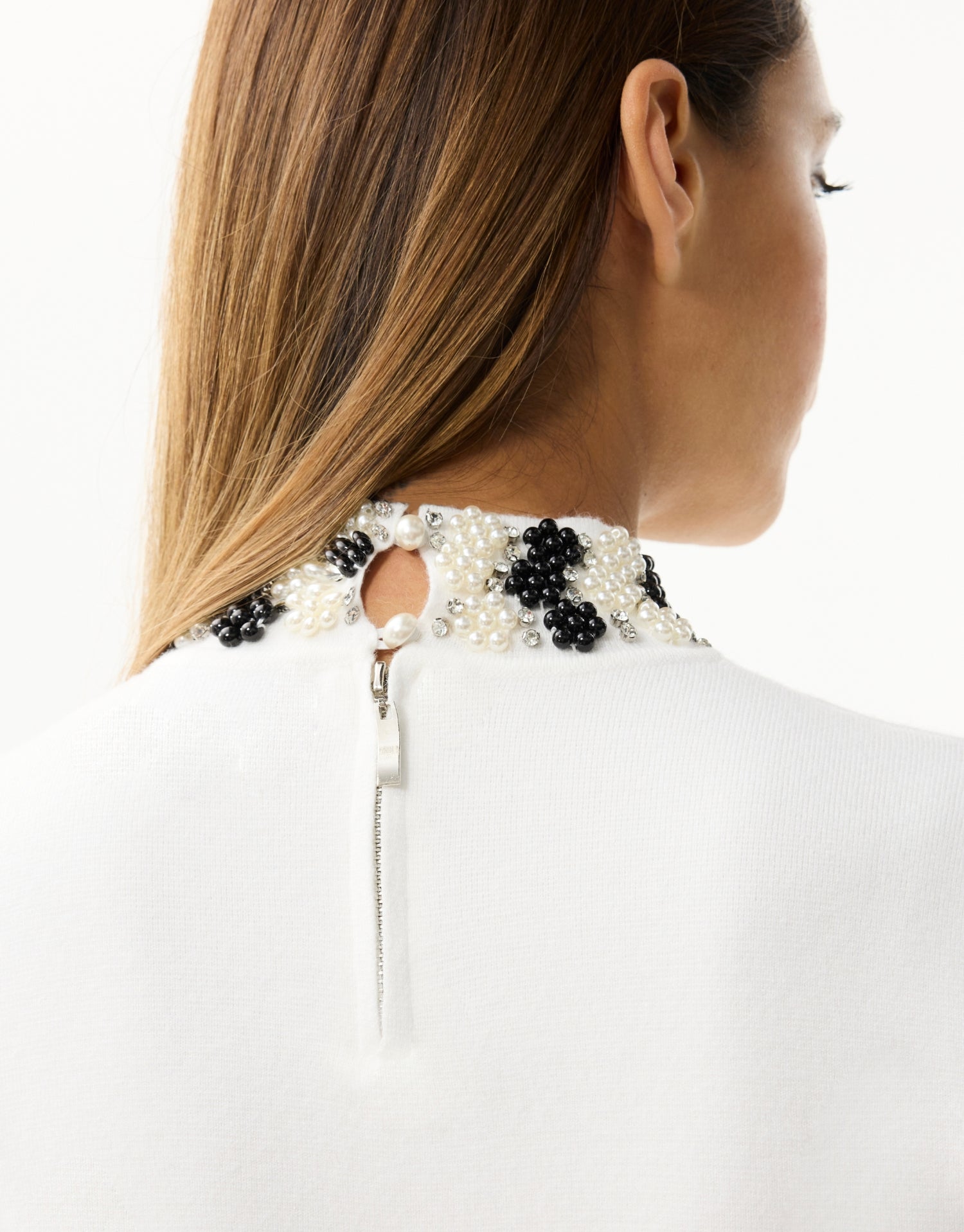 Pull à col et poignets fleuris – noir ou écru