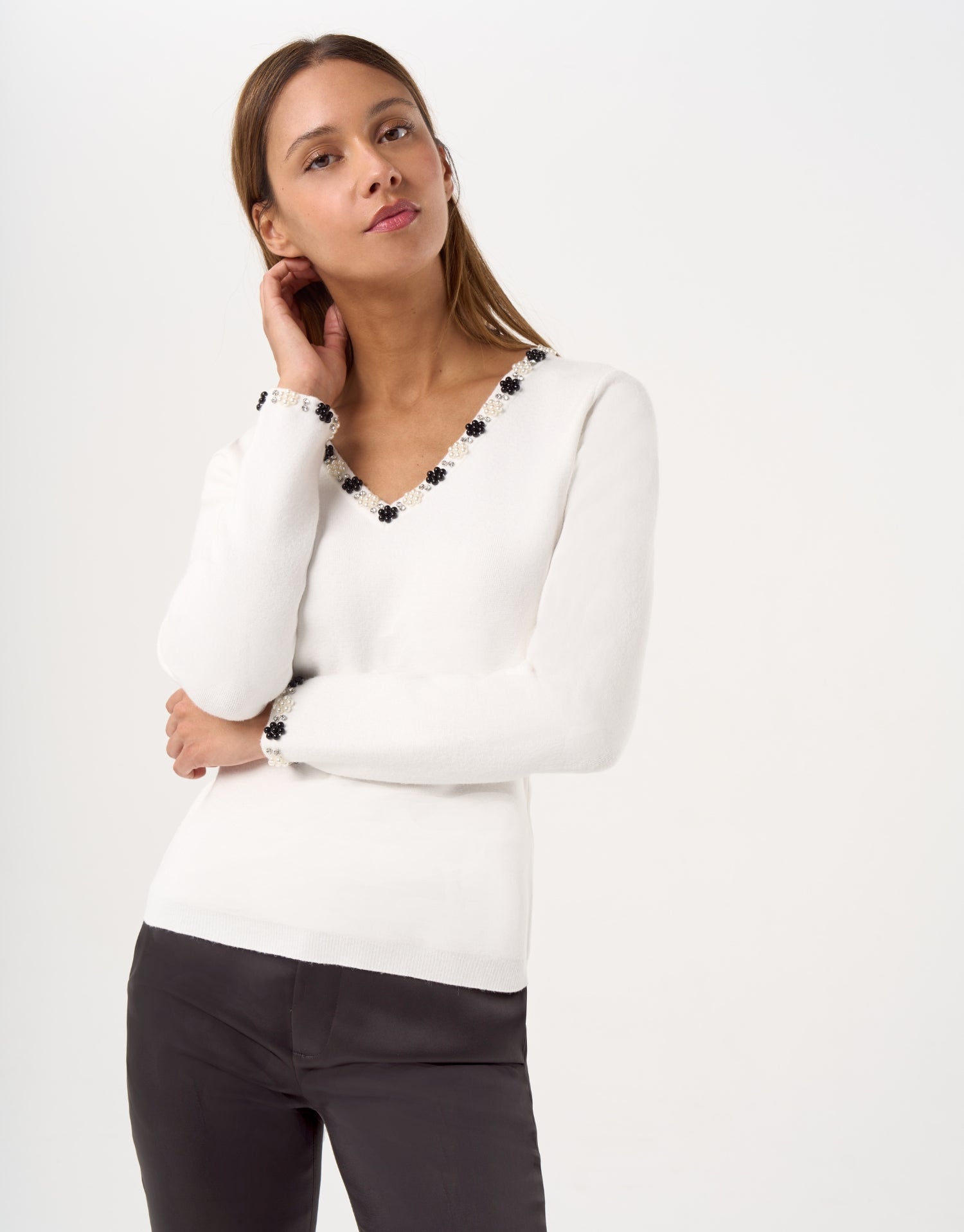Pull à col V perlé fleuri – noir ou écru