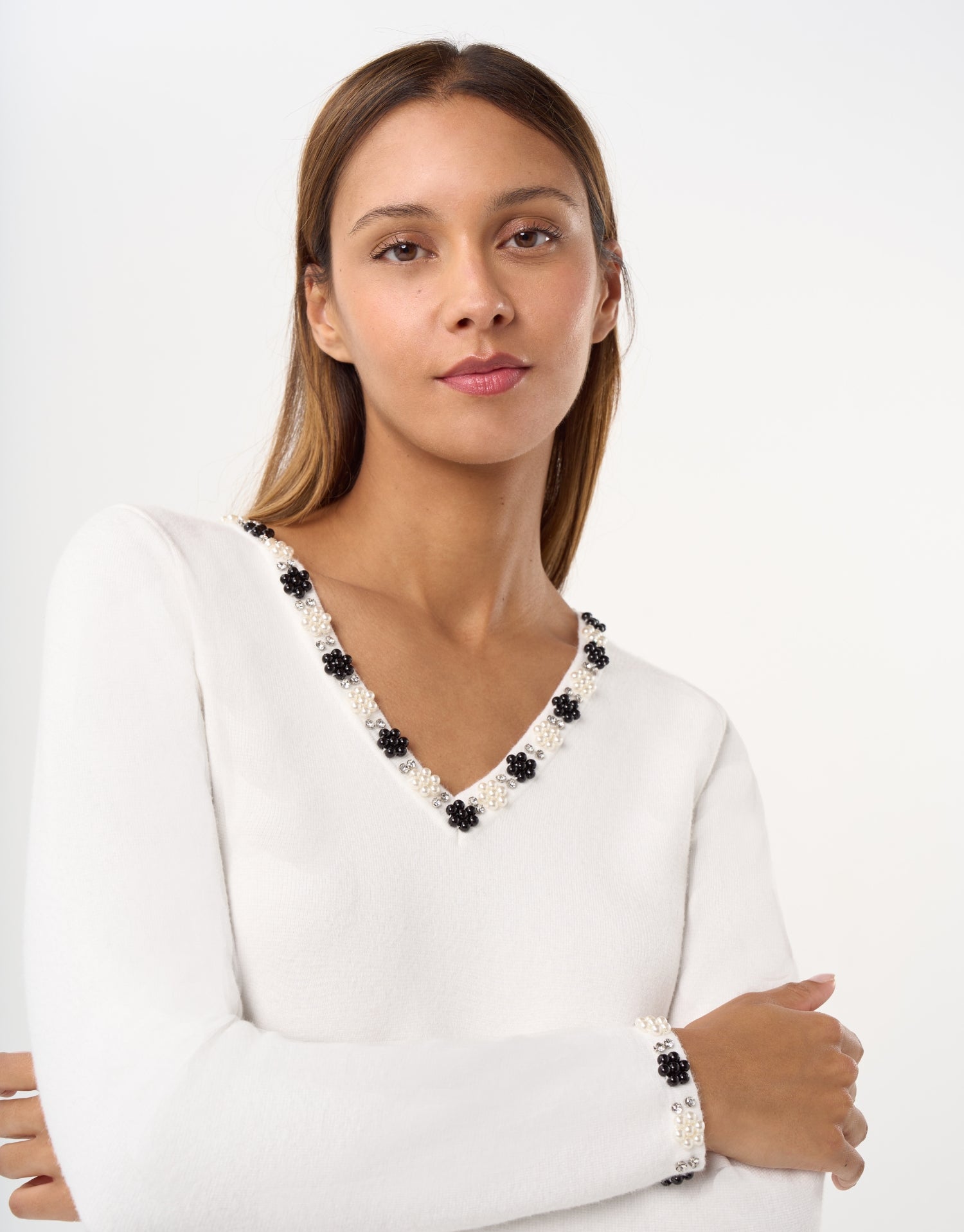 Pull à col V perlé fleuri – noir ou écru