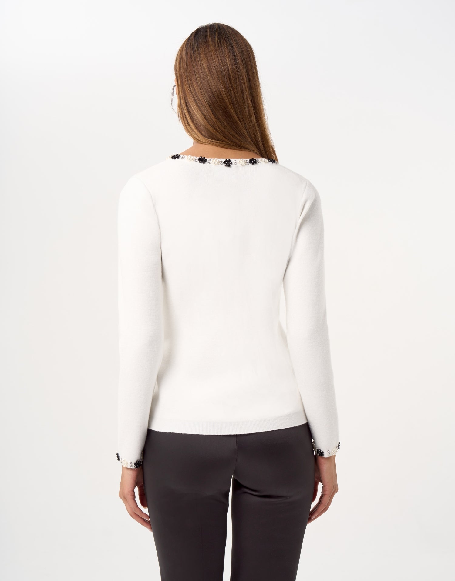Pull à col V perlé fleuri – noir ou écru