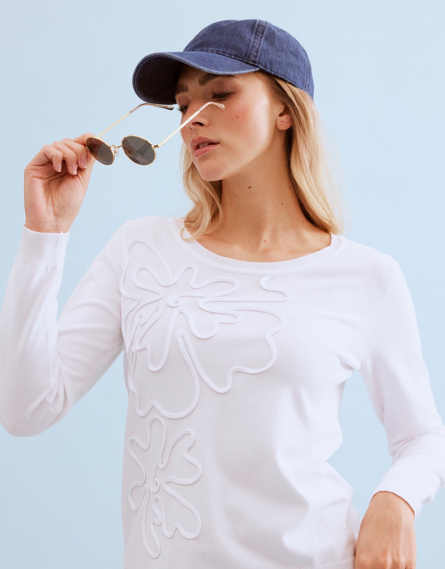 Pull à motif floral en relief blanc