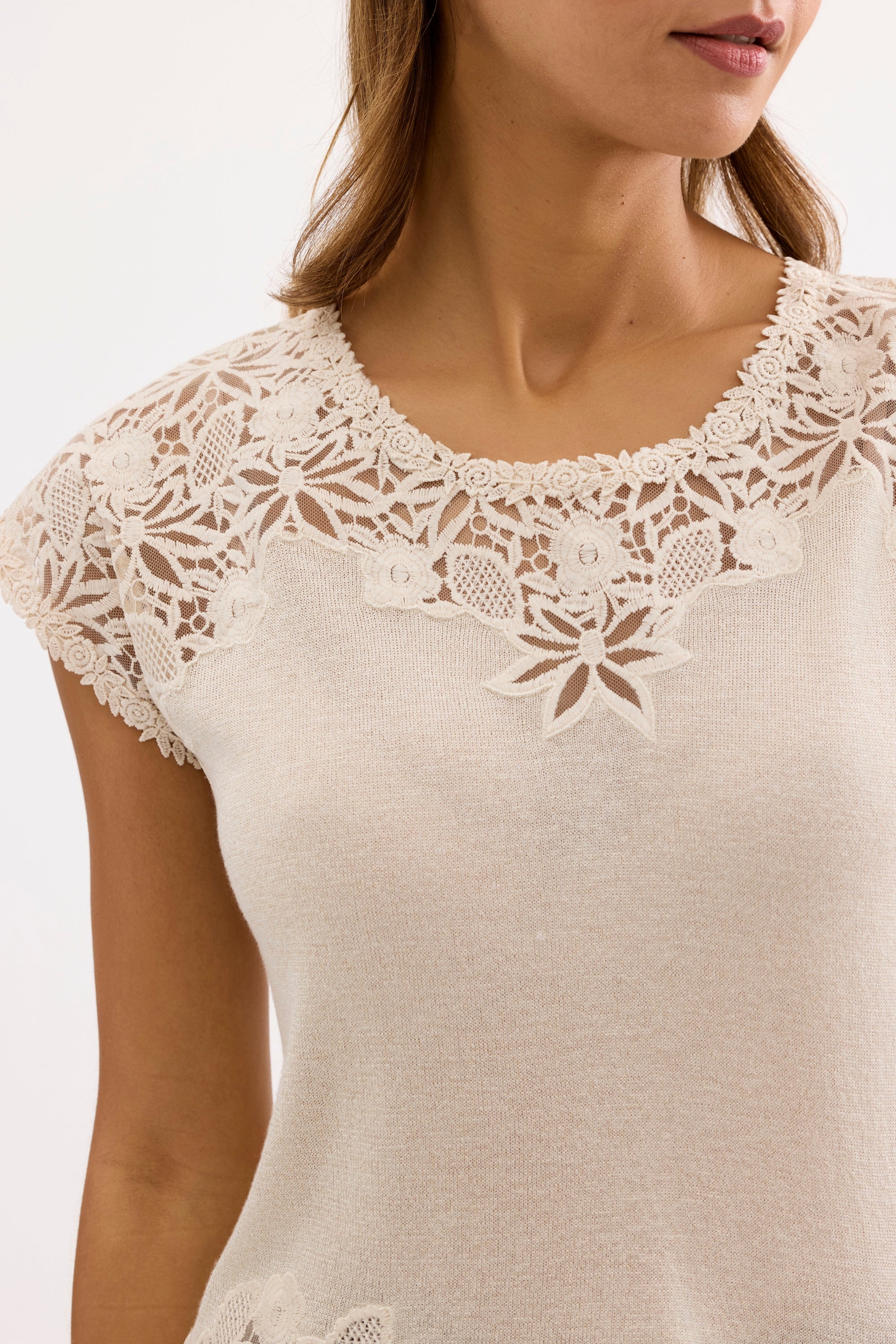 T-shirt beige dentelle florale