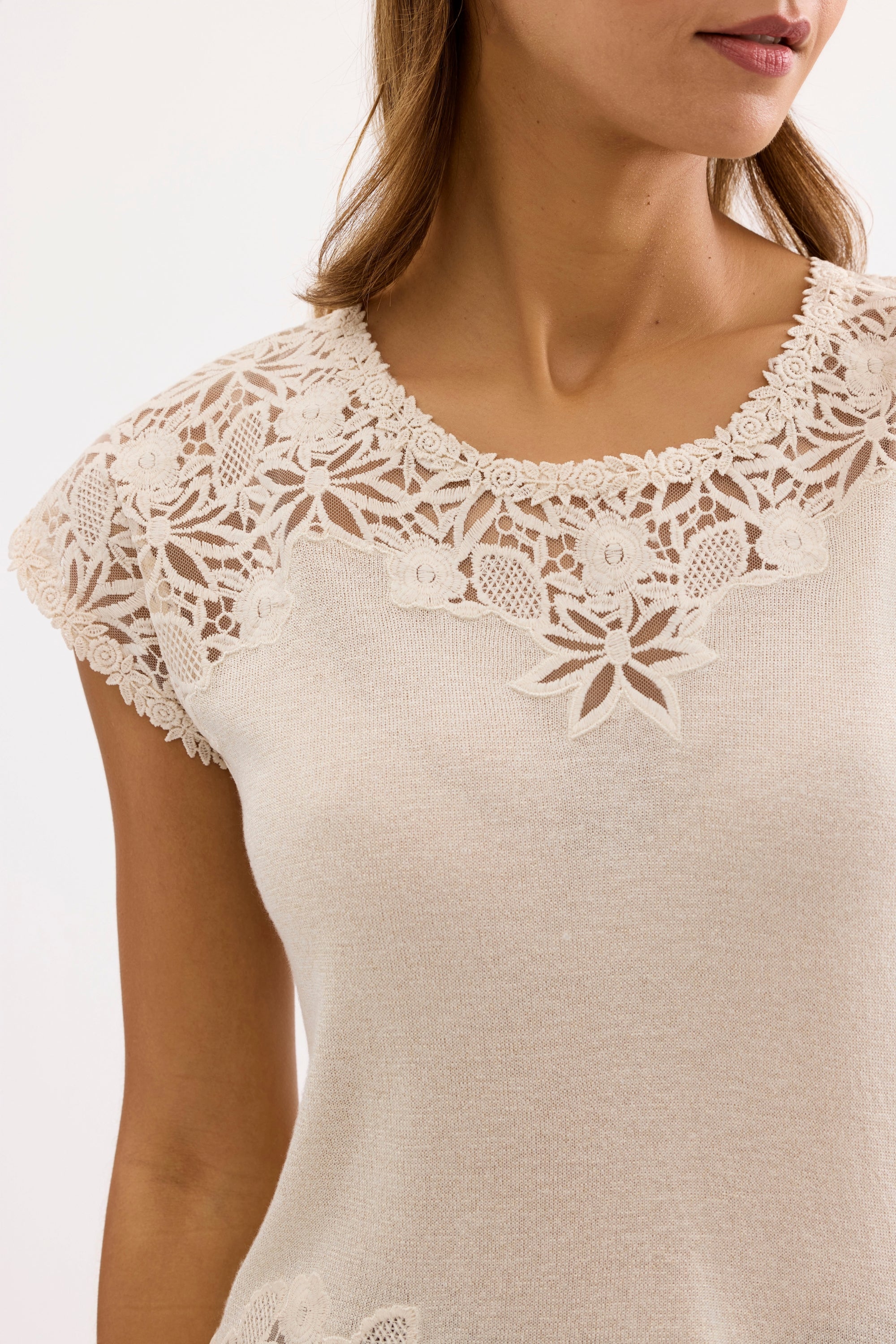 T-shirt beige dentelle florale