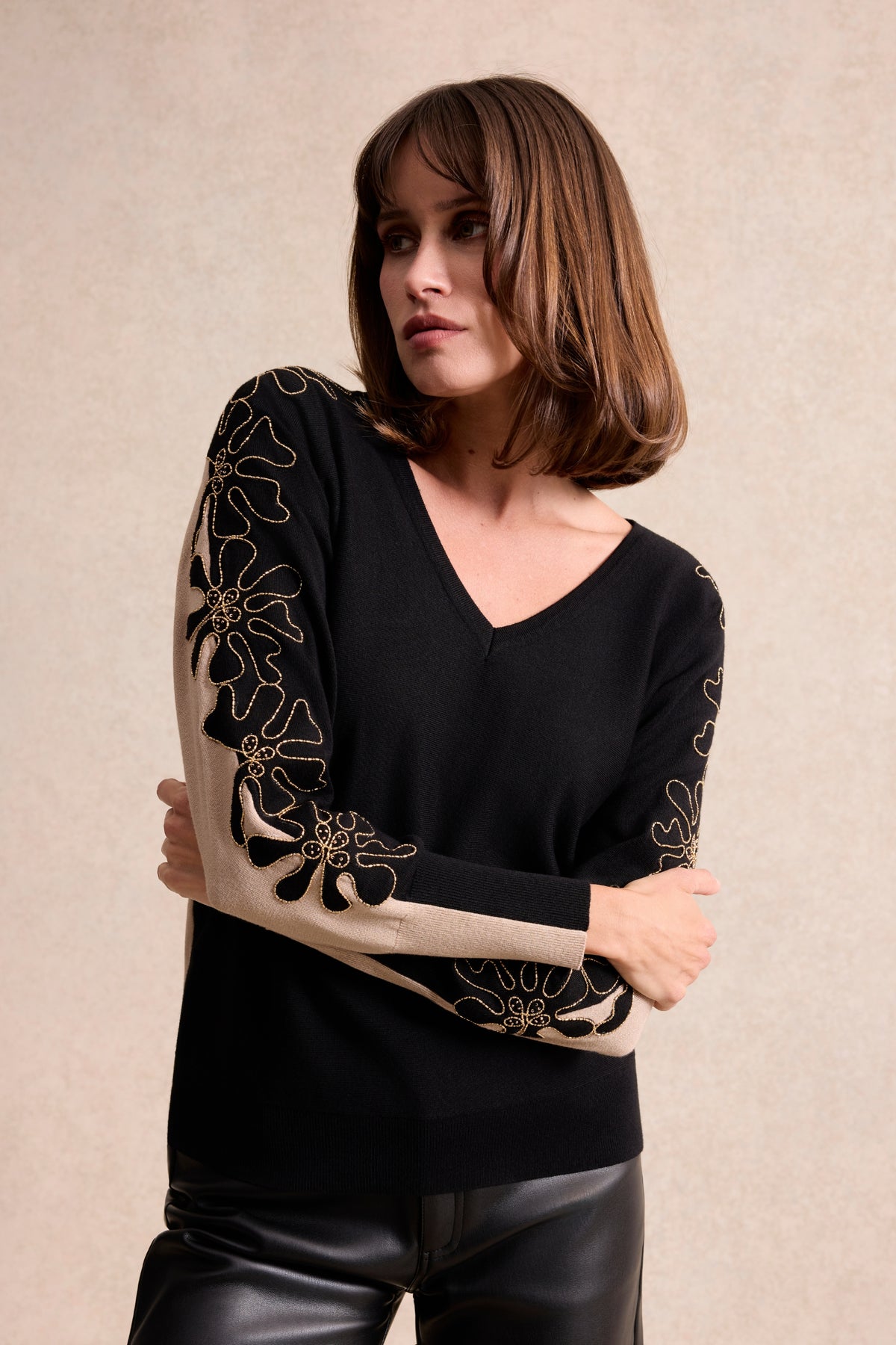 Pull col V à fleurs dorées