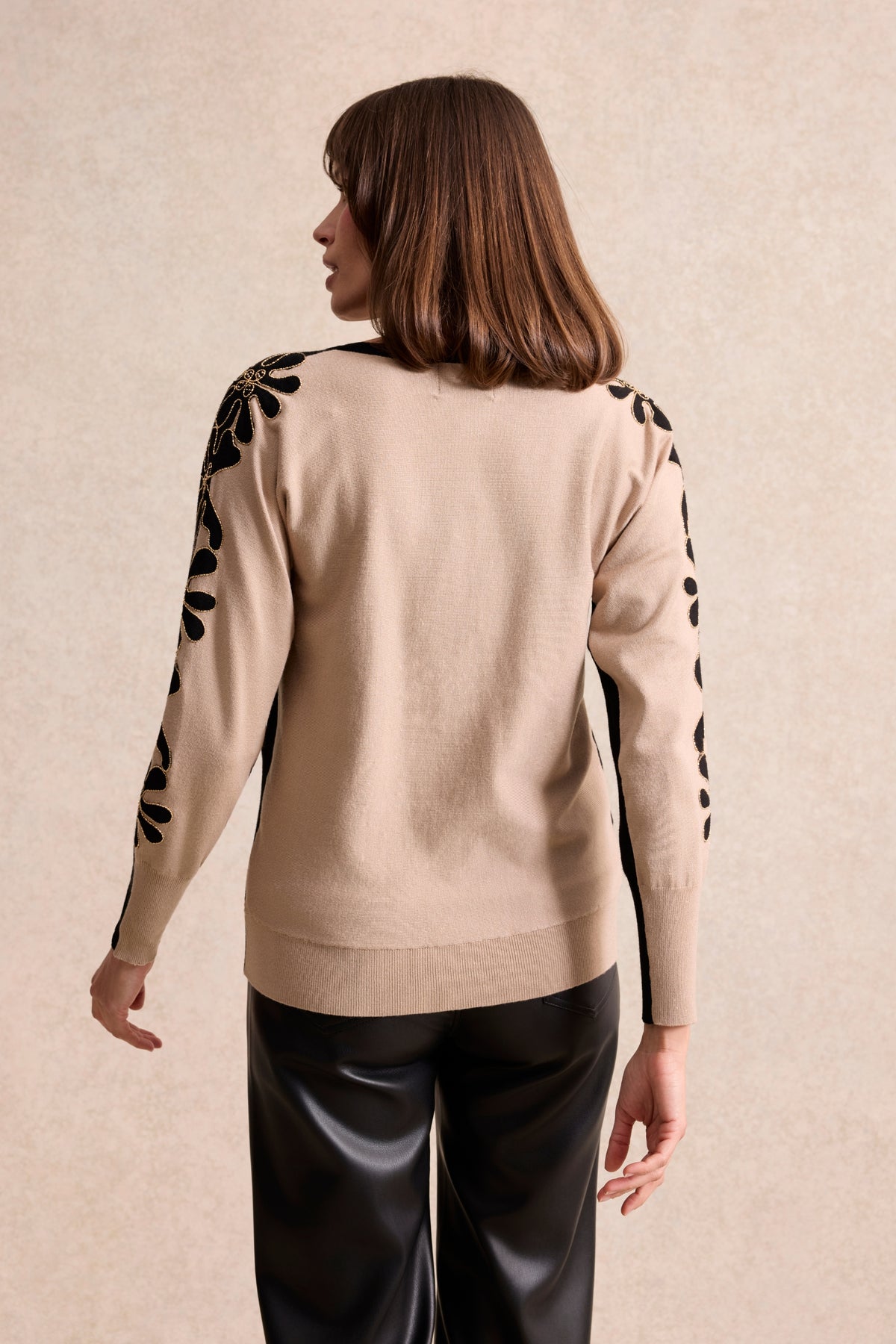 Pull col V à fleurs dorées