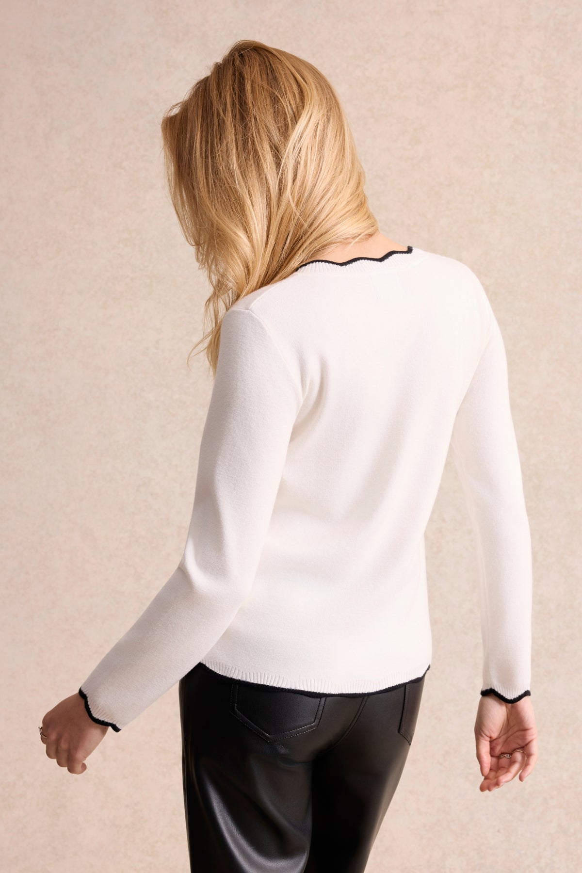 Pull à nœuds contrastants écru