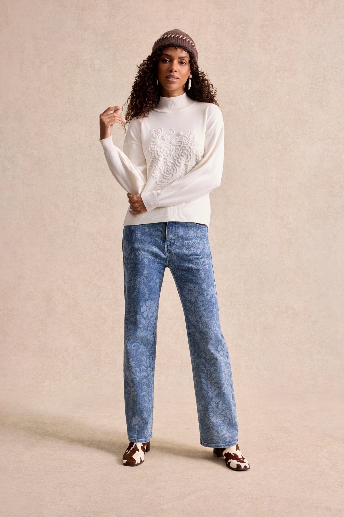 Pull col montant à fleurs en relief ecru
