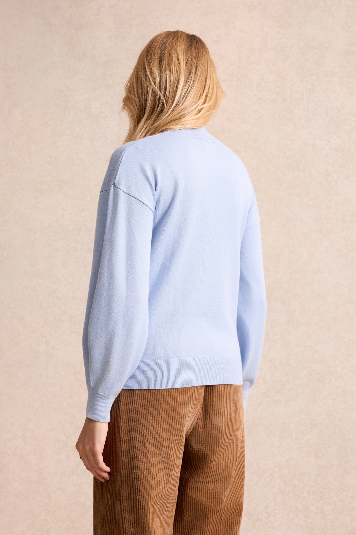 Pull col montant à fleurs en relief bleu