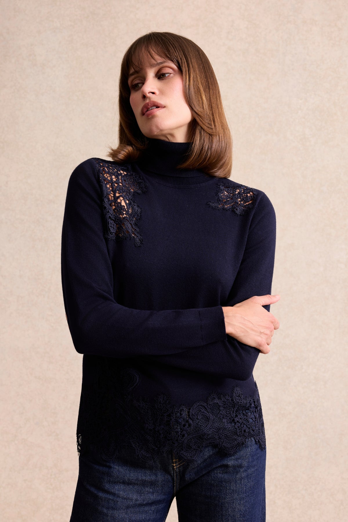 Pull col roulé à dentelle bleu marine