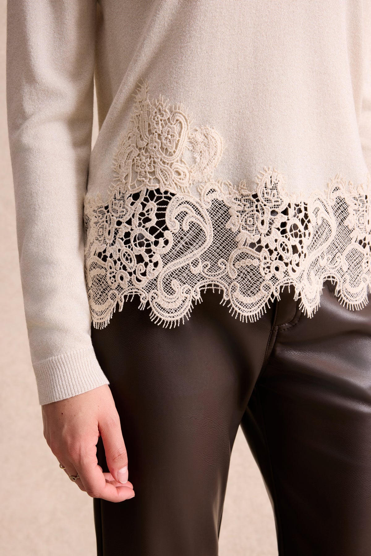 Pull col roulé à dentelle beige