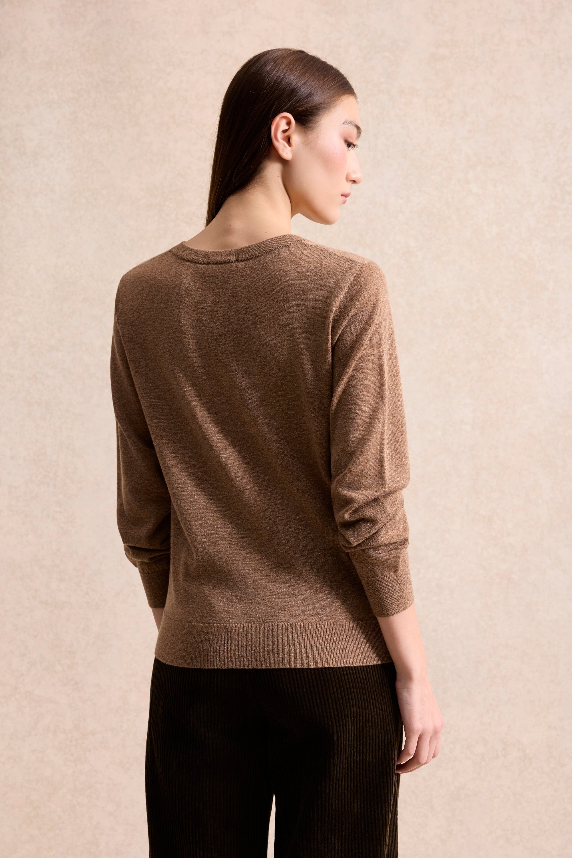 Pull en maille fine col V camel