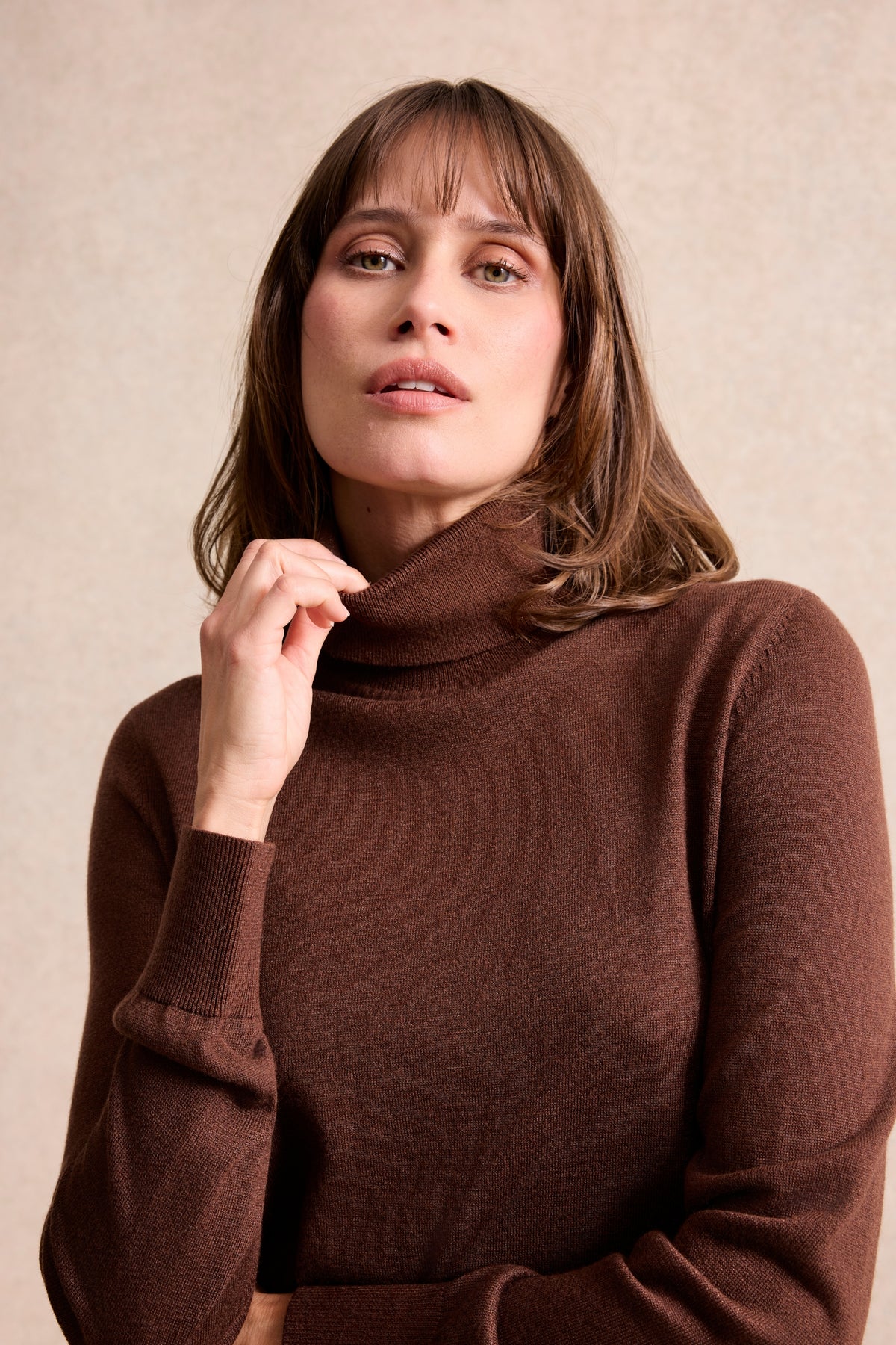 Pull col roulé en maille irisée marron