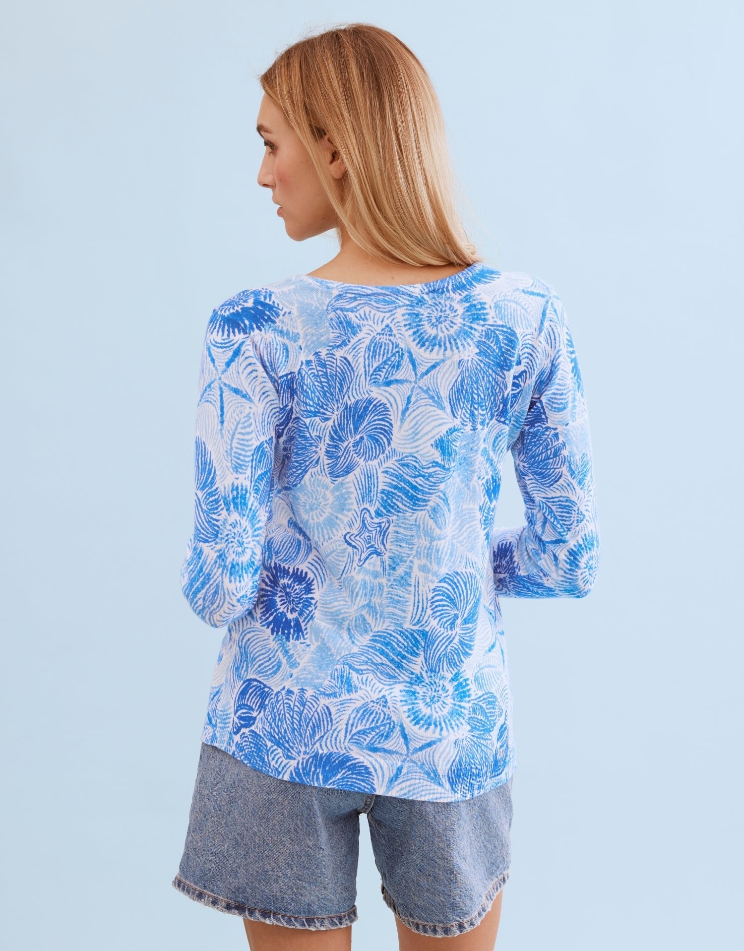 Pull imprimé bleu et blanc col V