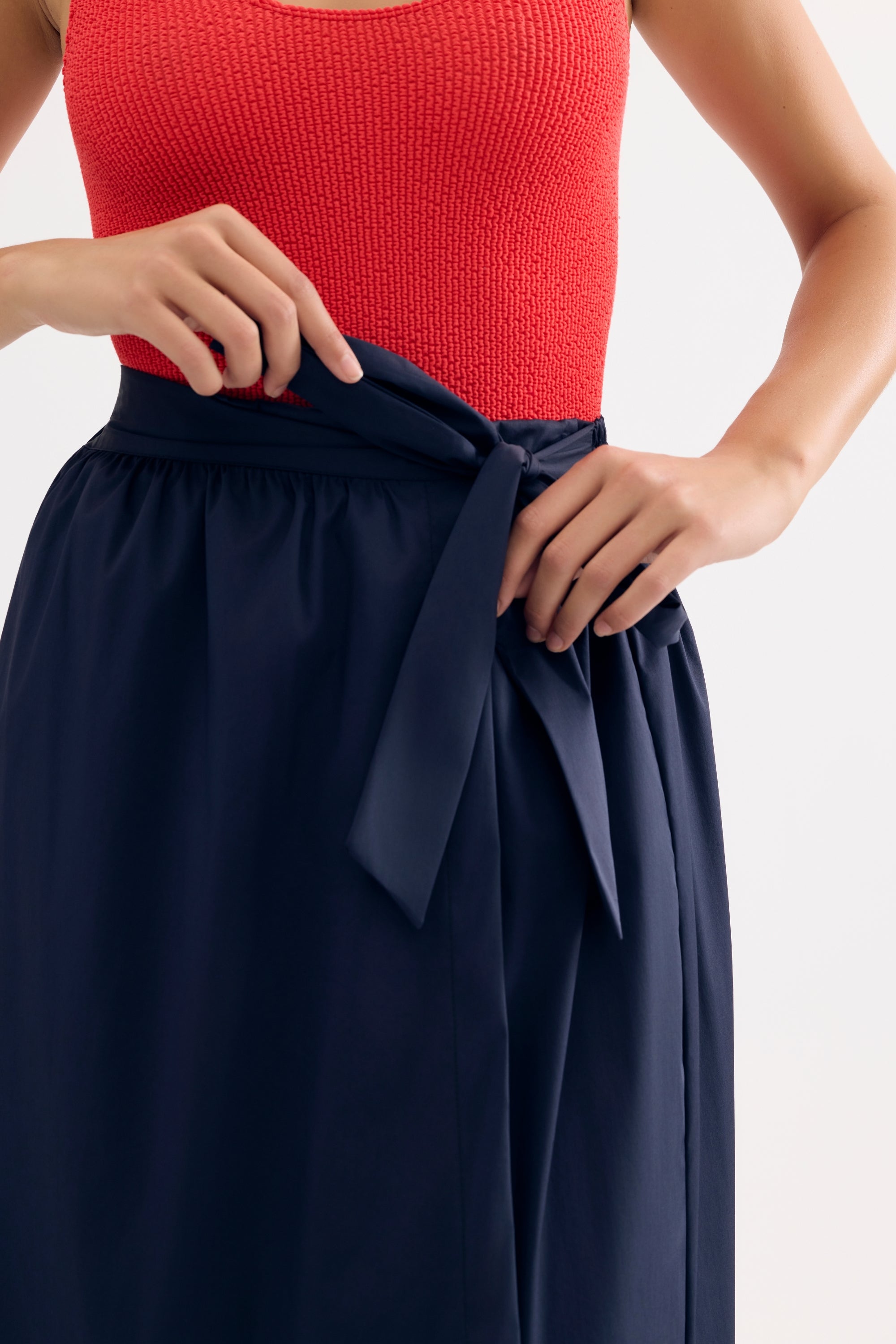 Jupe midi ceinturée bleu marine