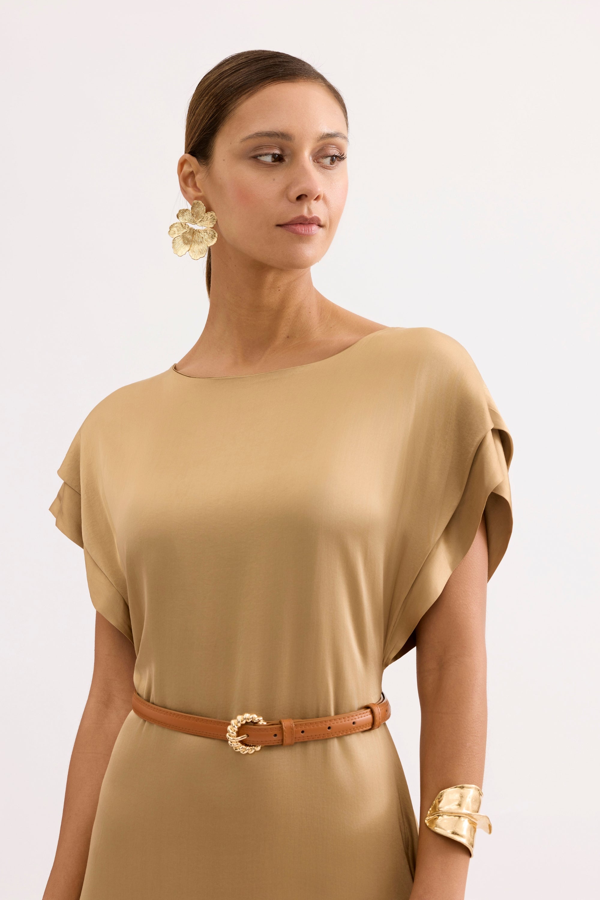 Robe longue fluide ceinturée beige