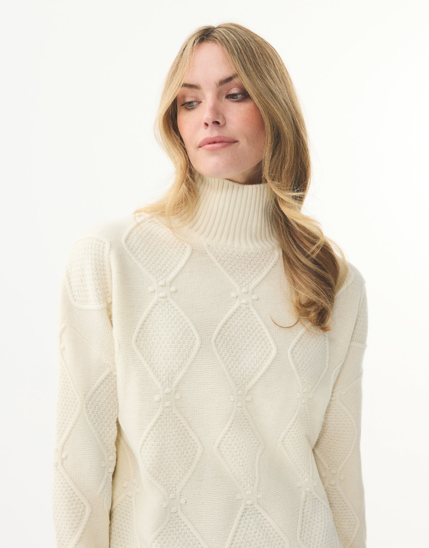 Ecru trui met hoge kraag en gestructureerde stof