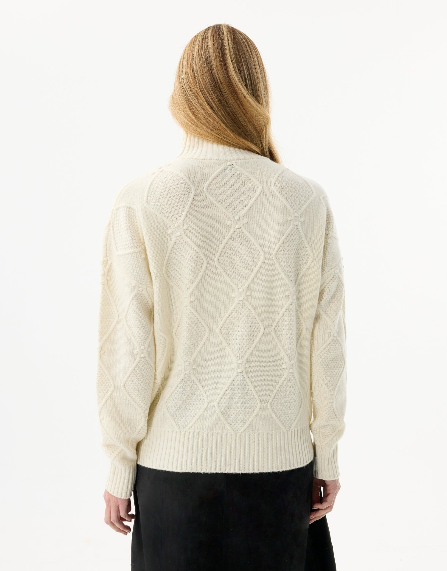 Ecru trui met hoge kraag en gestructureerde stof