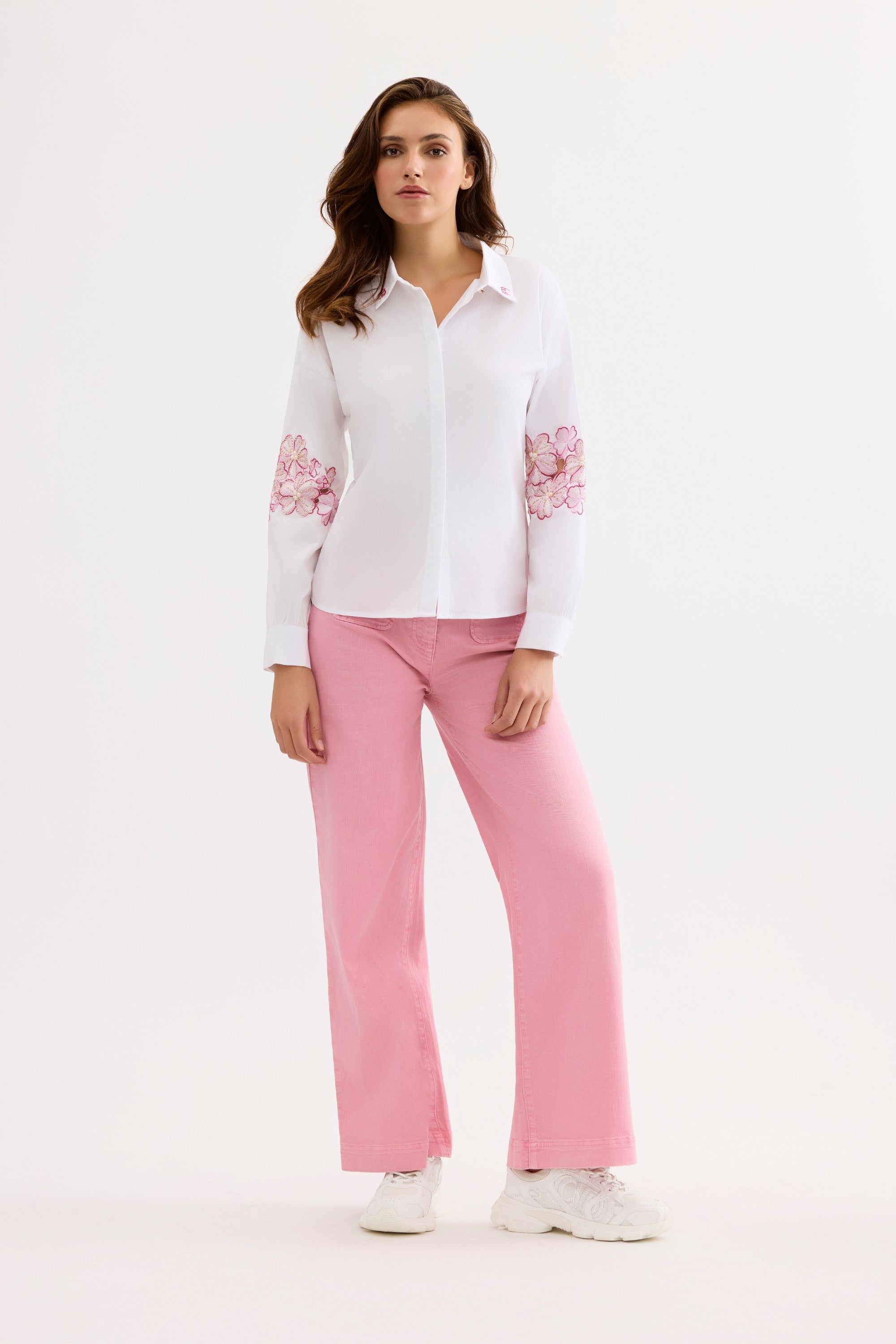 Chemise à broderies florales roses