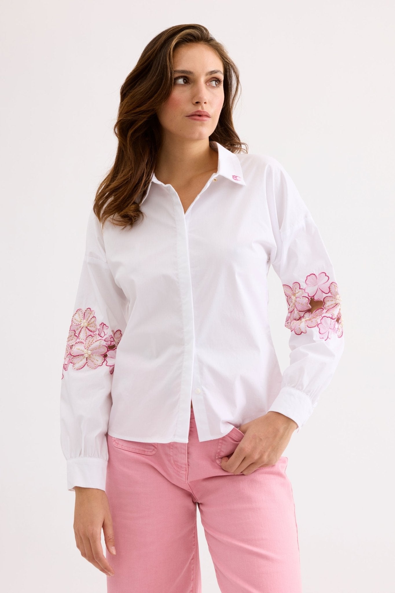 Chemise à broderies florales roses