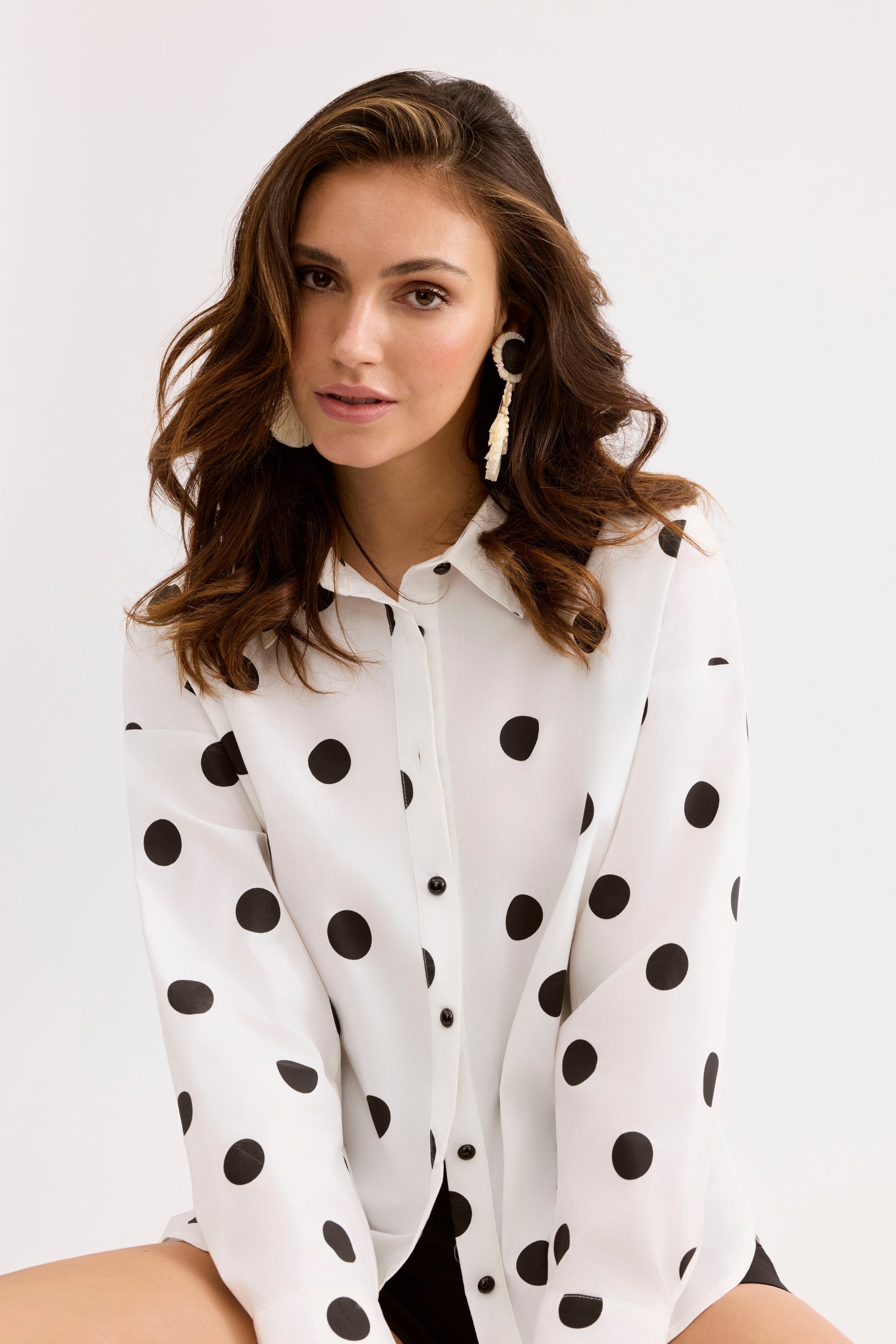 Chemise blanche à pois noirs
