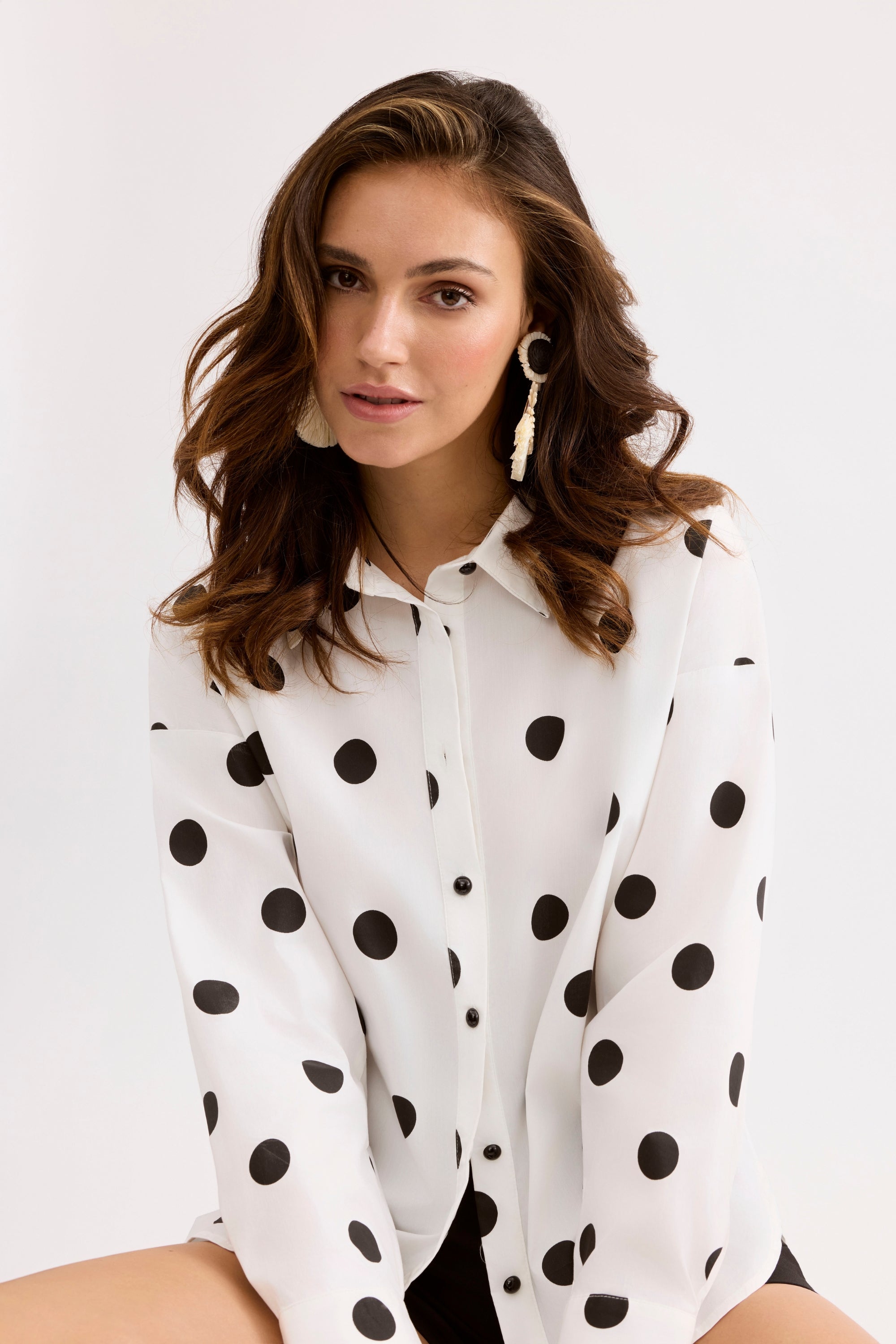 Chemise blanche à pois noirs