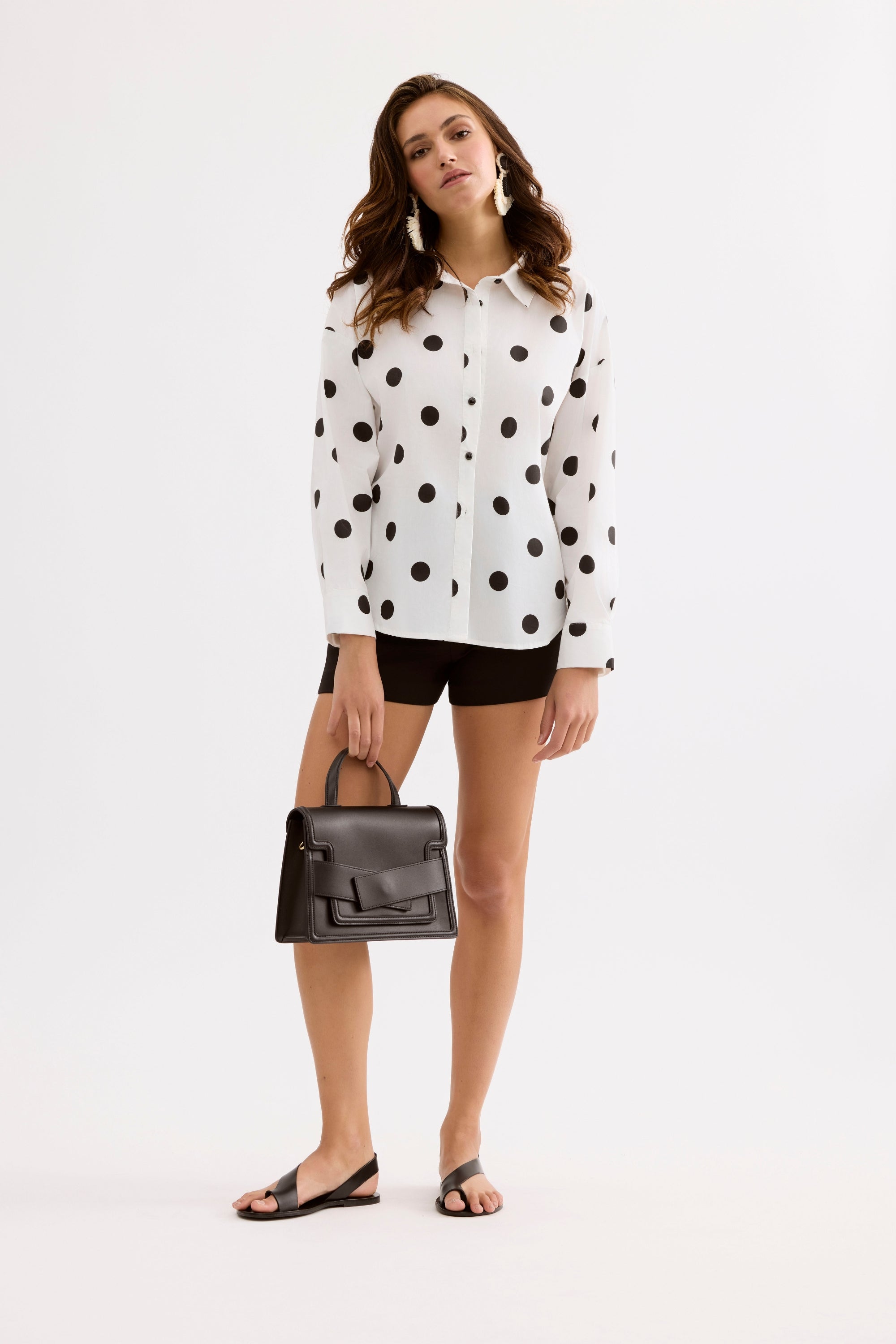 Chemise blanche à pois noirs